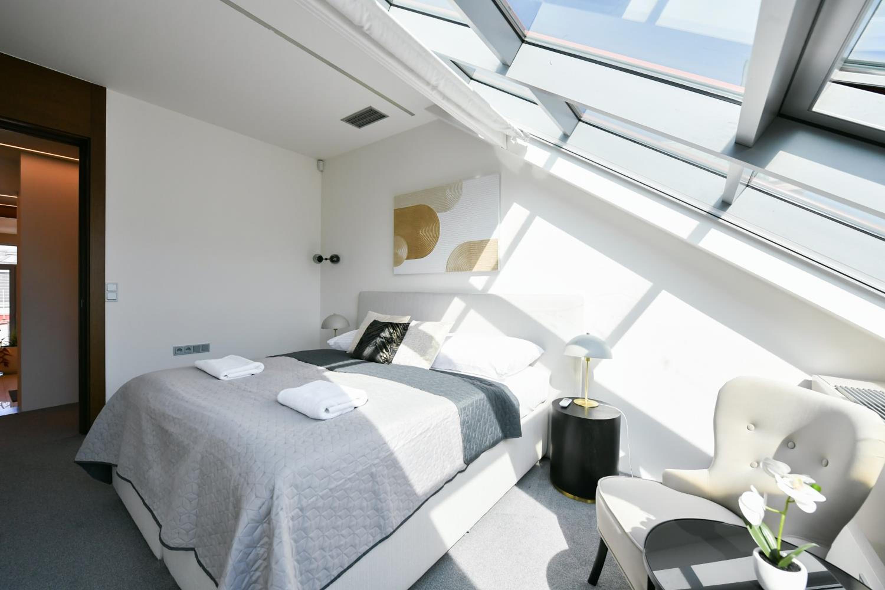 PRESIDENTIAL PENTHOUSE, 303m2, JACUZZI on TERRACE, SAUNA, 6BDRM, 4BTHRM, AC, LIFT