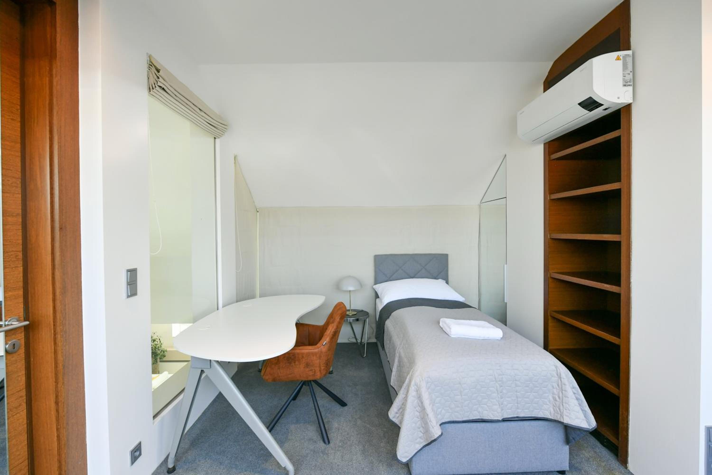 PRESIDENTIAL PENTHOUSE, 303m2, JACUZZI on TERRACE, SAUNA, 6BDRM, 4BTHRM, AC, LIFT