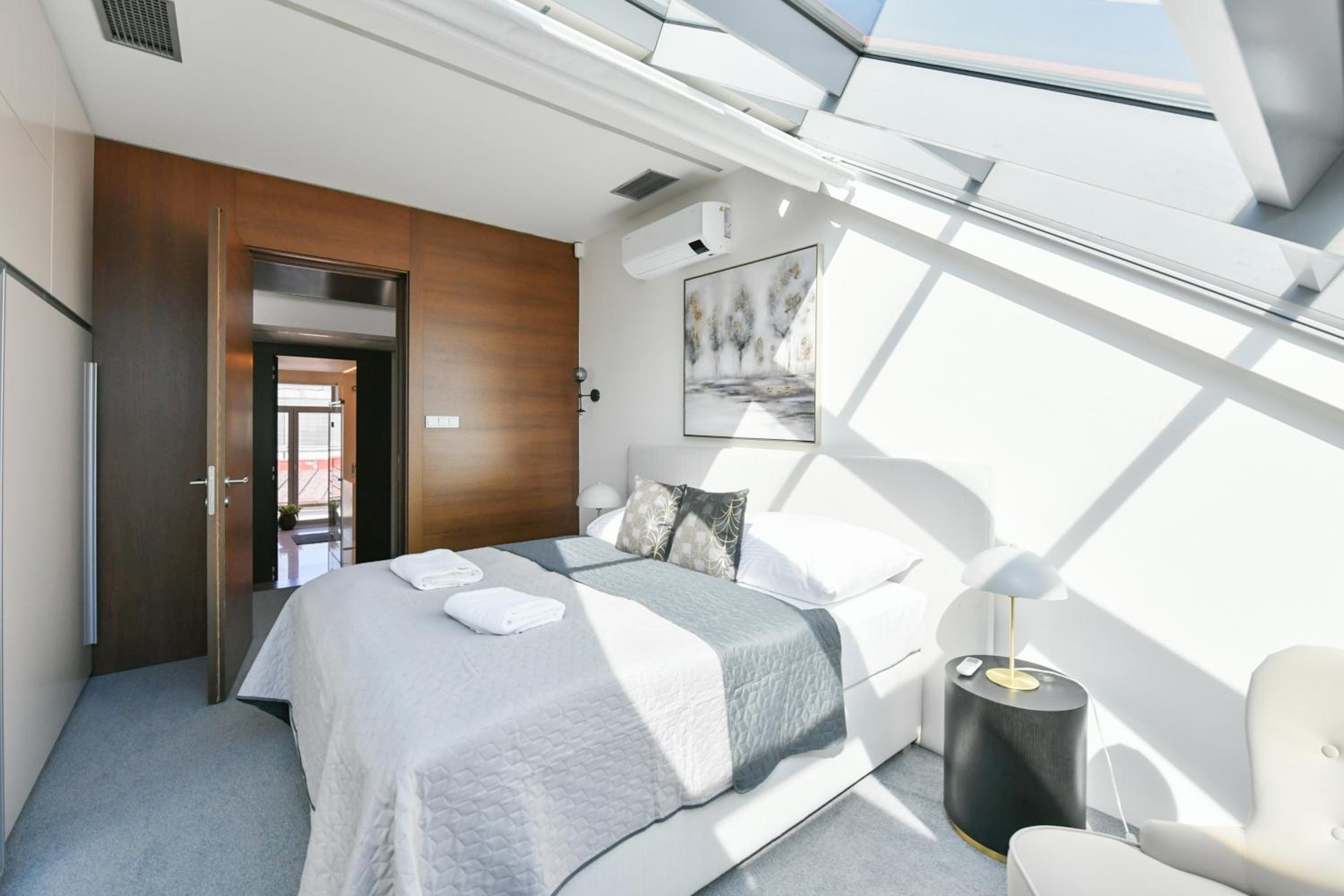 PRESIDENTIAL PENTHOUSE, 303m2, JACUZZI on TERRACE, SAUNA, 6BDRM, 4BTHRM, AC, LIFT