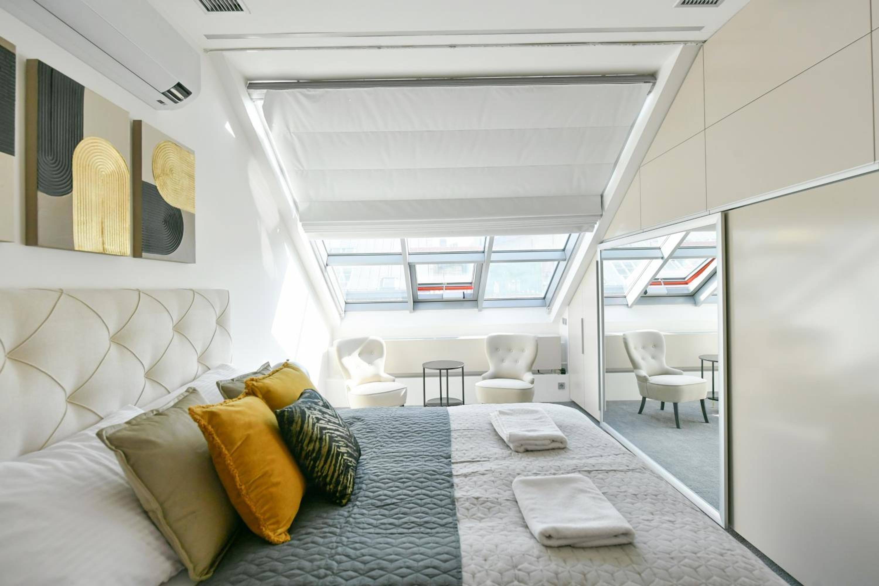 PRESIDENTIAL PENTHOUSE, 303m2, JACUZZI on TERRACE, SAUNA, 6BDRM, 4BTHRM, AC, LIFT