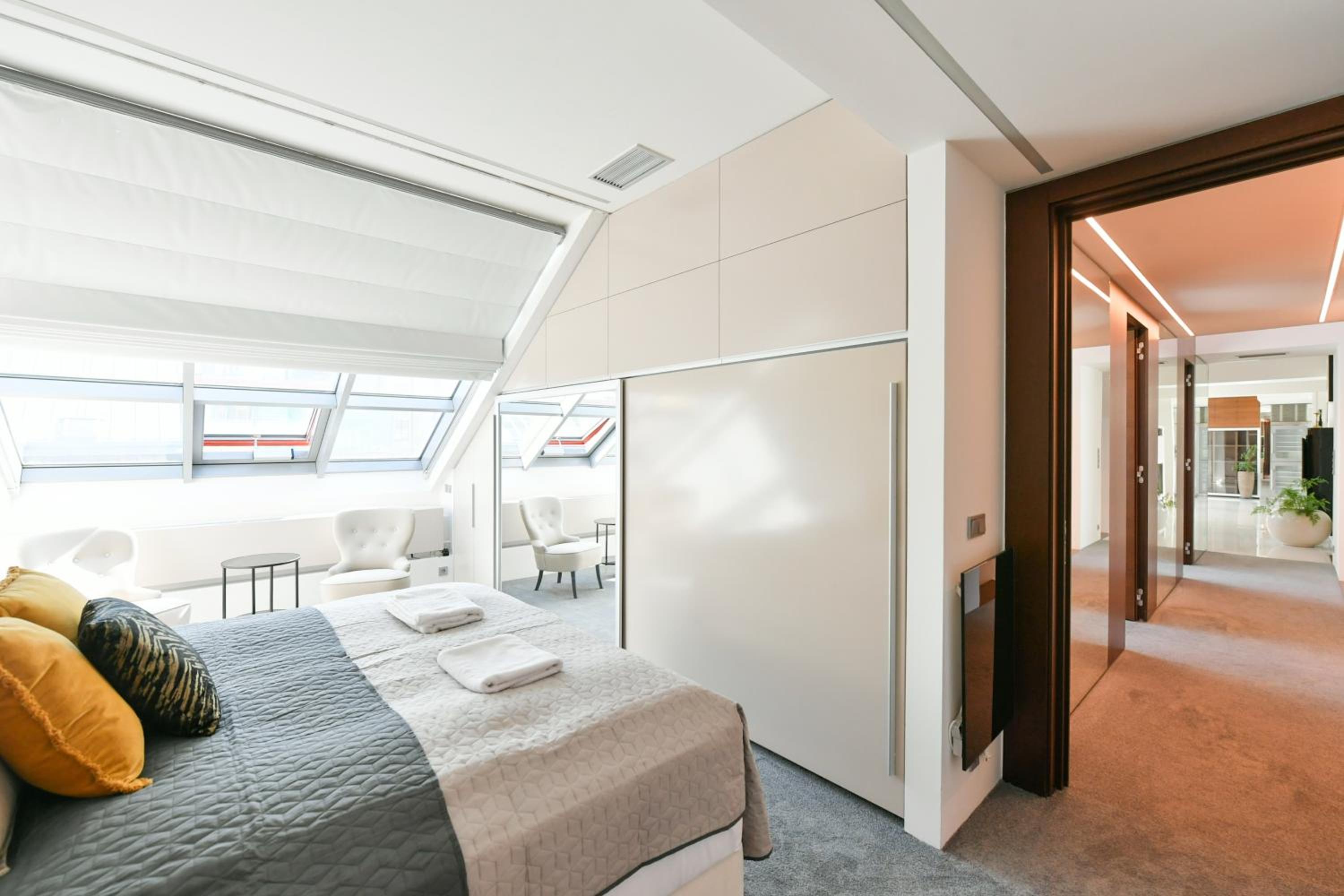 PRESIDENTIAL PENTHOUSE, 303m2, JACUZZI on TERRACE, SAUNA, 6BDRM, 4BTHRM, AC, LIFT
