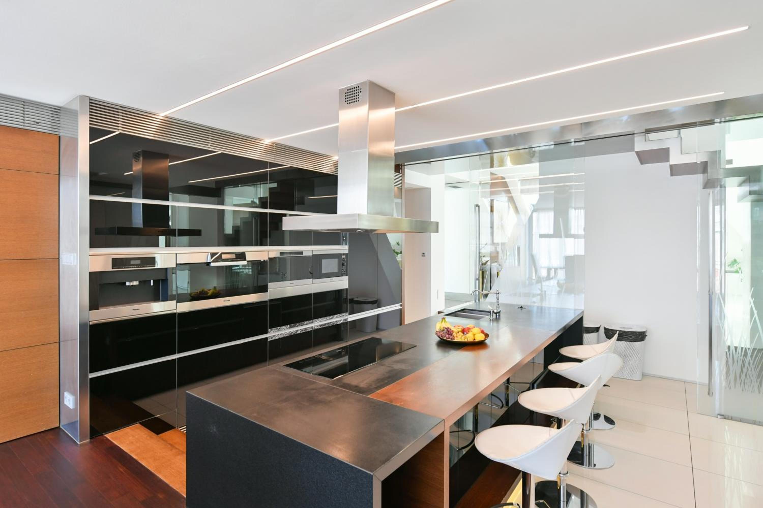 PRESIDENTIAL PENTHOUSE, 303m2, JACUZZI on TERRACE, SAUNA, 6BDRM, 4BTHRM, AC, LIFT