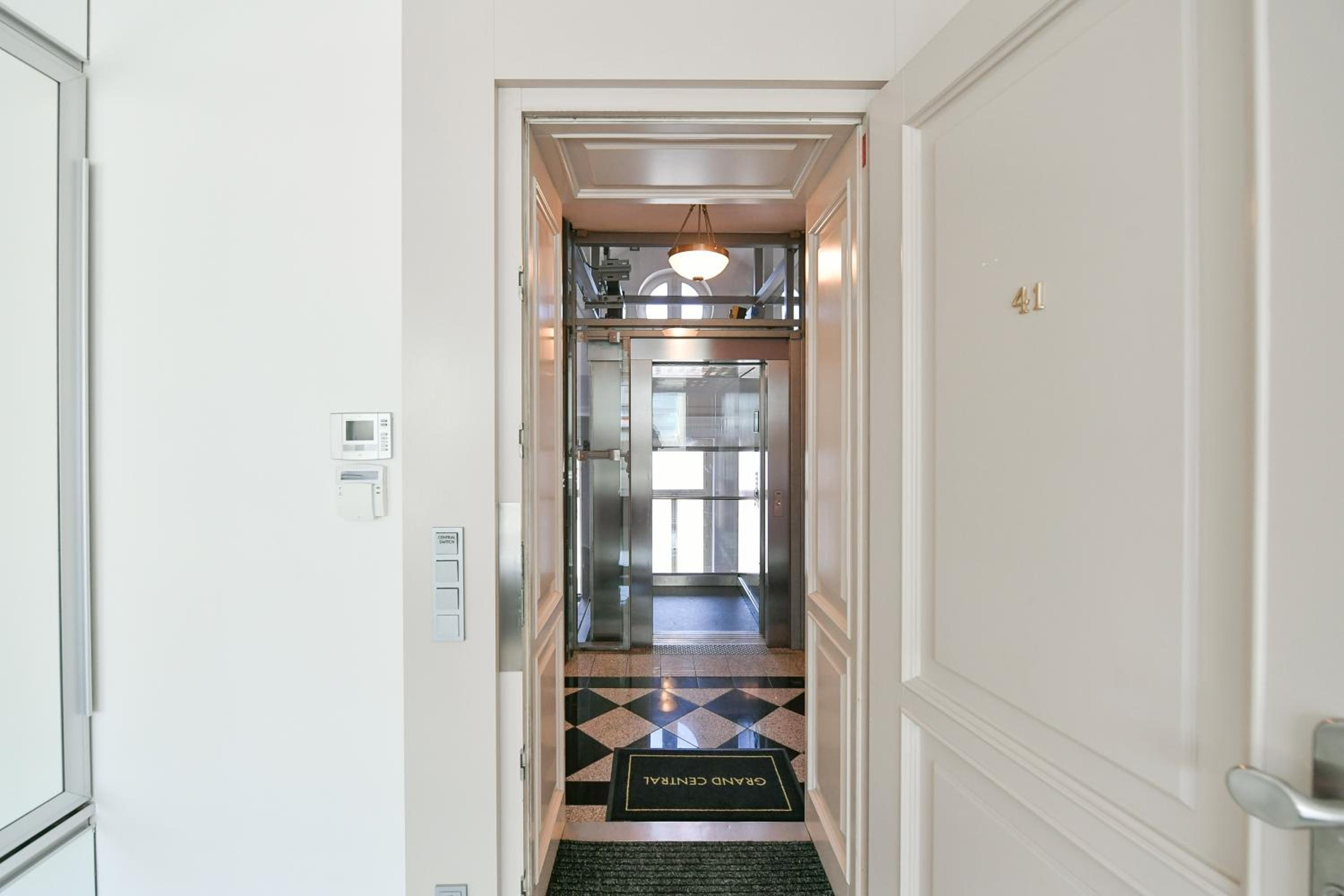 PRESIDENTIAL PENTHOUSE, 303m2, JACUZZI on TERRACE, SAUNA, 6BDRM, 4BTHRM, AC, LIFT
