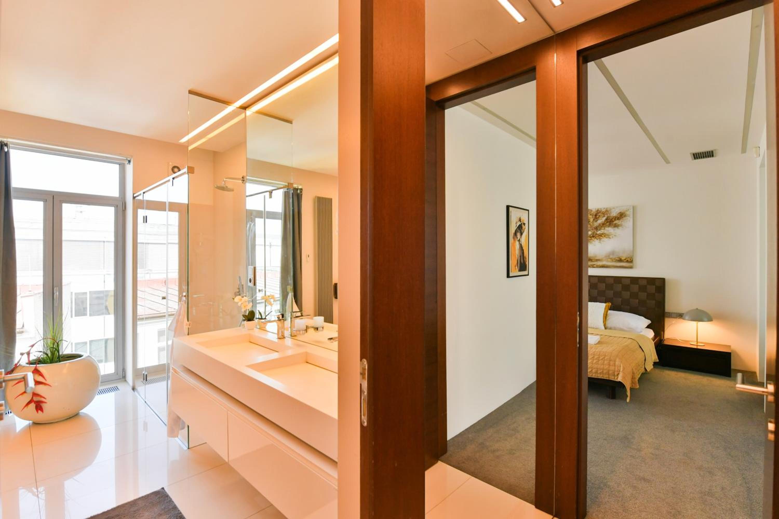 PRESIDENTIAL PENTHOUSE, 303m2, JACUZZI on TERRACE, SAUNA, 6BDRM, 4BTHRM, AC, LIFT