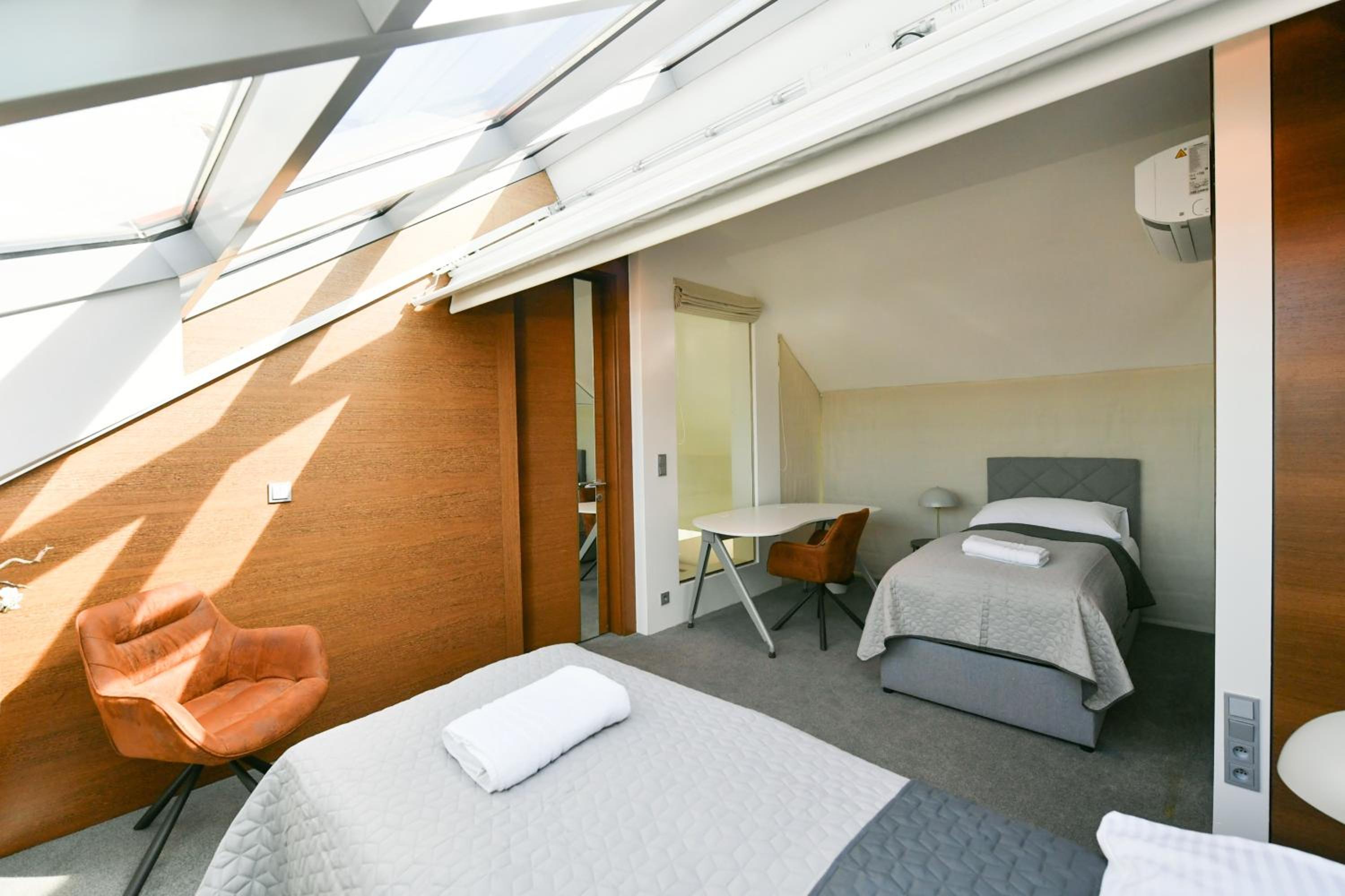 PRESIDENTIAL PENTHOUSE, 303m2, JACUZZI on TERRACE, SAUNA, 6BDRM, 4BTHRM, AC, LIFT