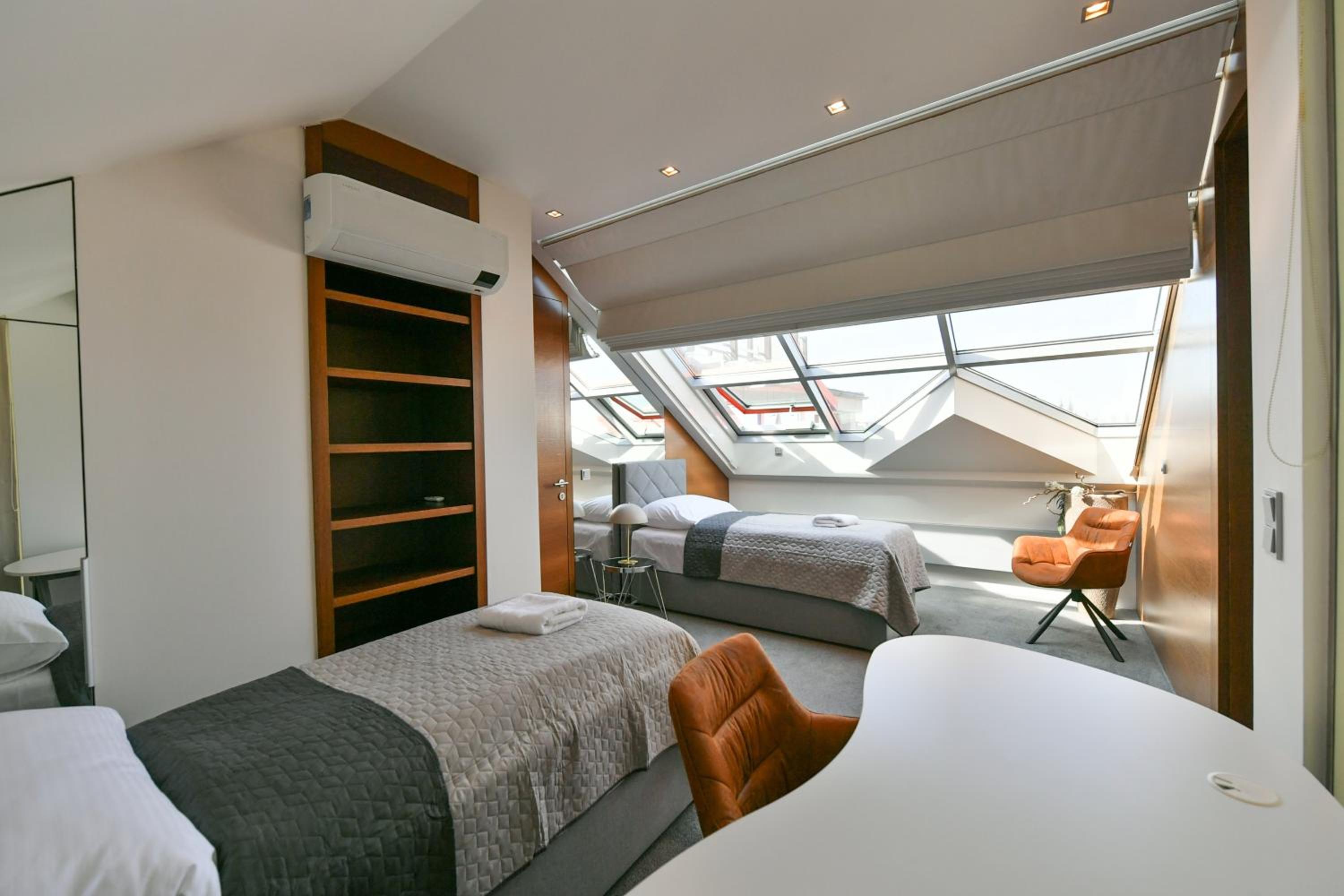 PRESIDENTIAL PENTHOUSE, 303m2, JACUZZI on TERRACE, SAUNA, 6BDRM, 4BTHRM, AC, LIFT