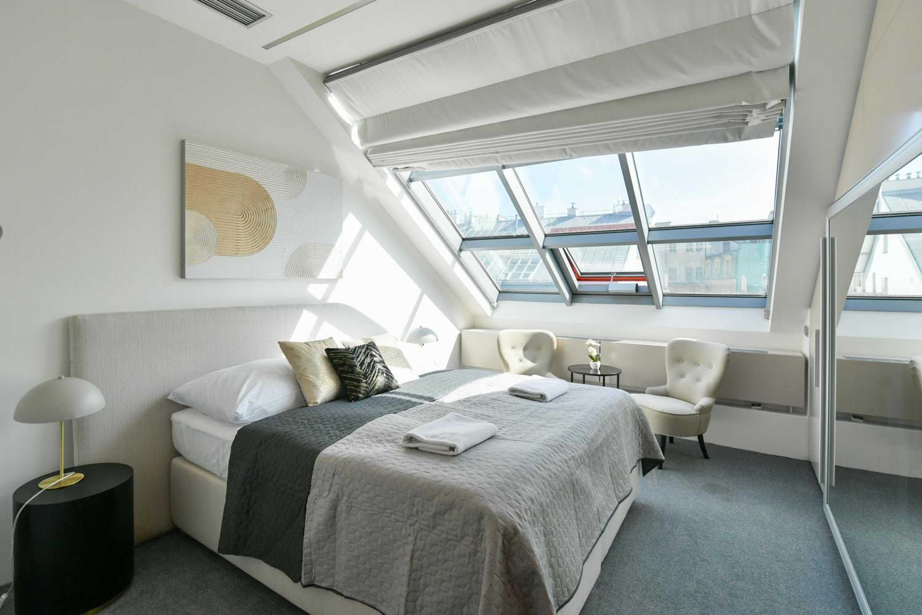 PRESIDENTIAL PENTHOUSE, 303m2, JACUZZI on TERRACE, SAUNA, 6BDRM, 4BTHRM, AC, LIFT