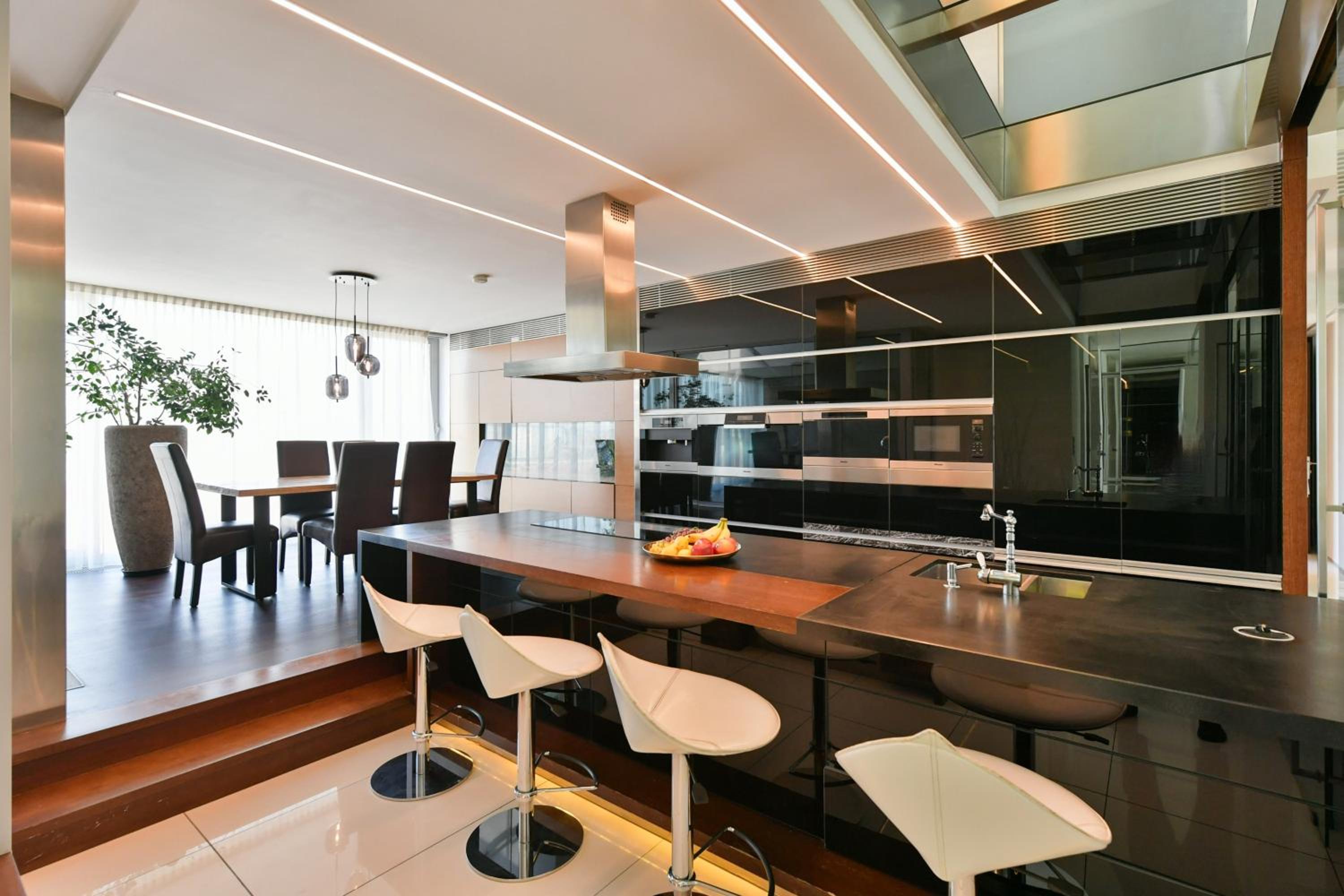 PRESIDENTIAL PENTHOUSE, 303m2, JACUZZI on TERRACE, SAUNA, 6BDRM, 4BTHRM, AC, LIFT