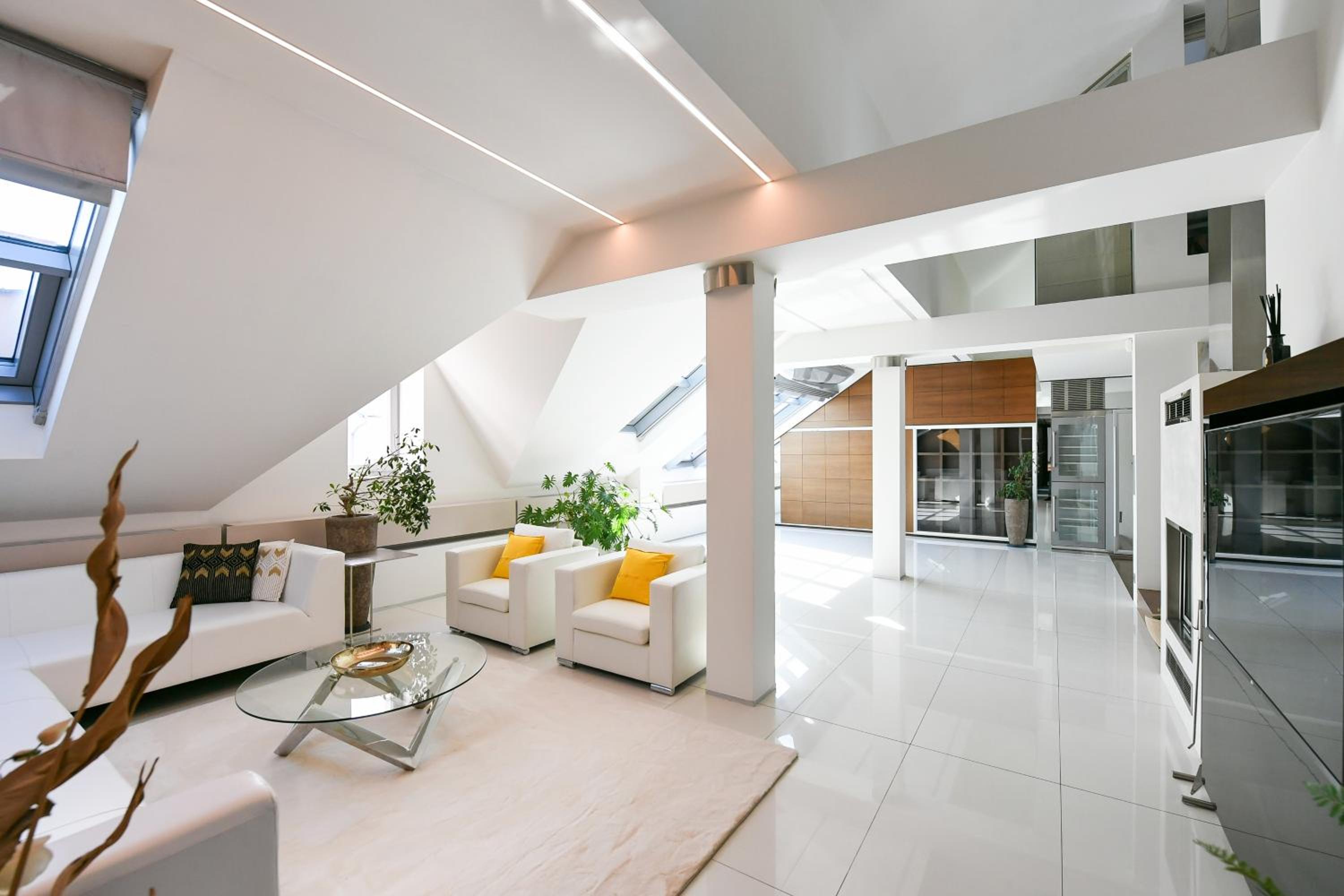 PRESIDENTIAL PENTHOUSE, 303m2, JACUZZI on TERRACE, SAUNA, 6BDRM, 4BTHRM, AC, LIFT