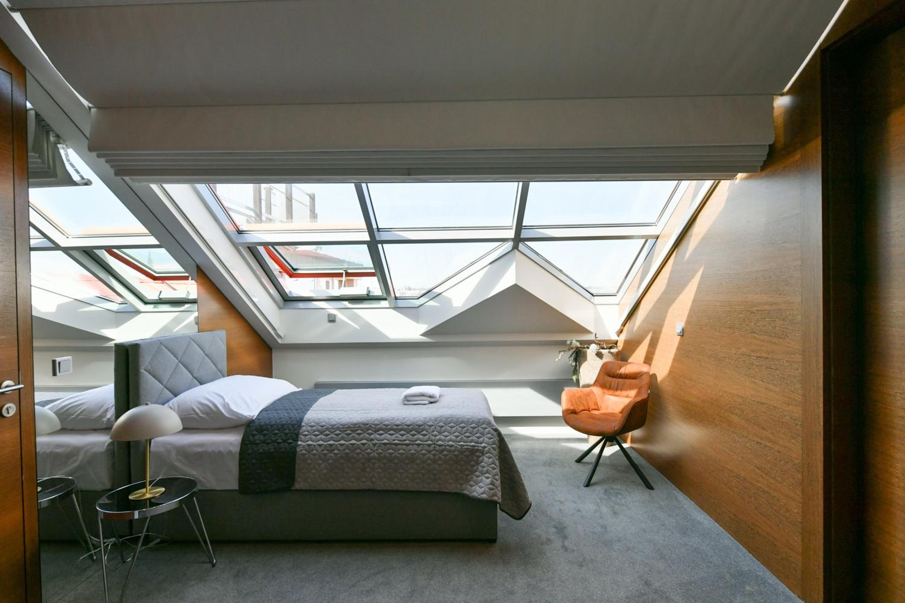 PRESIDENTIAL PENTHOUSE, 303m2, JACUZZI on TERRACE, SAUNA, 6BDRM, 4BTHRM, AC, LIFT