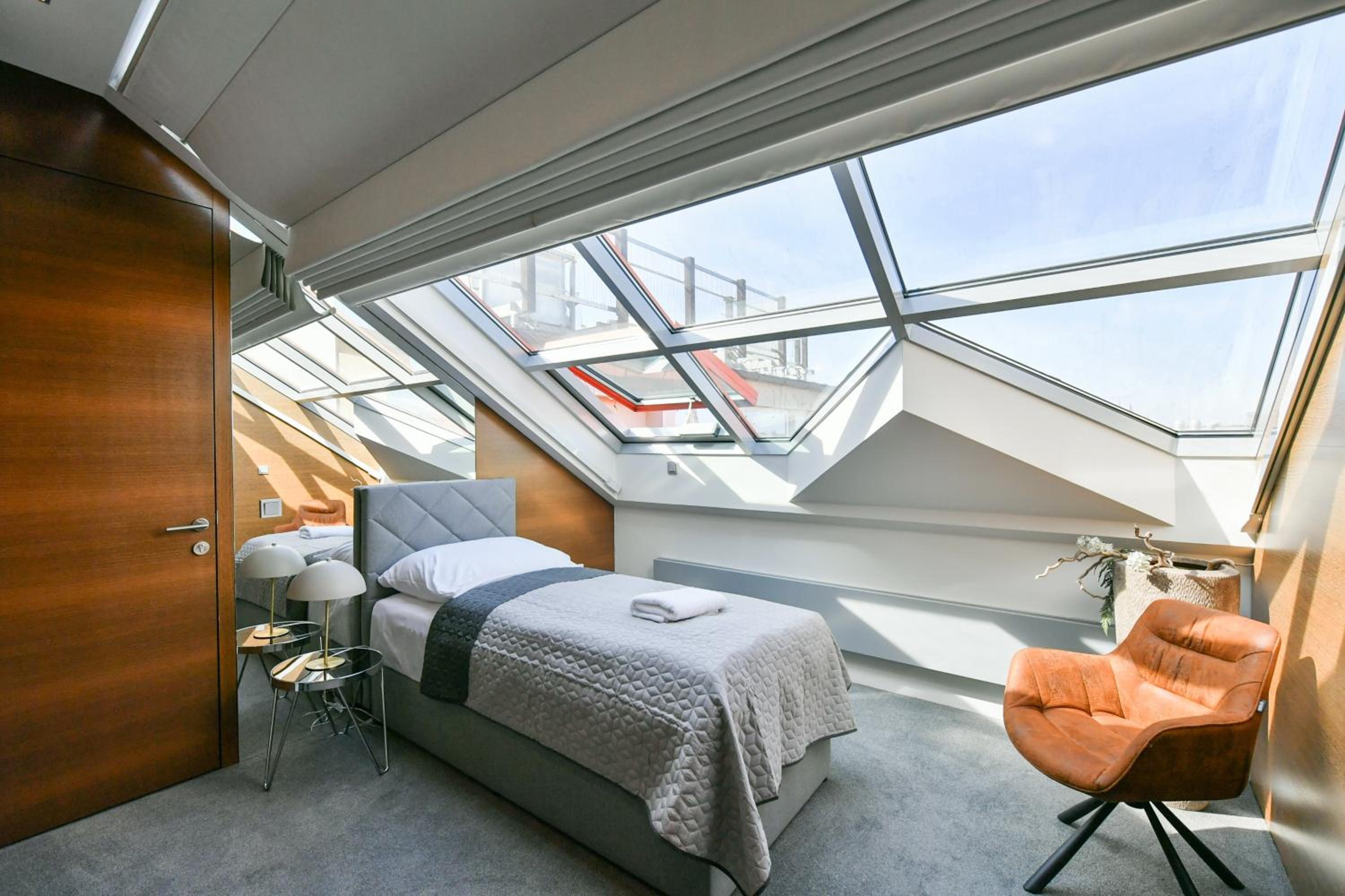 PRESIDENTIAL PENTHOUSE, 303m2, JACUZZI on TERRACE, SAUNA, 6BDRM, 4BTHRM, AC, LIFT