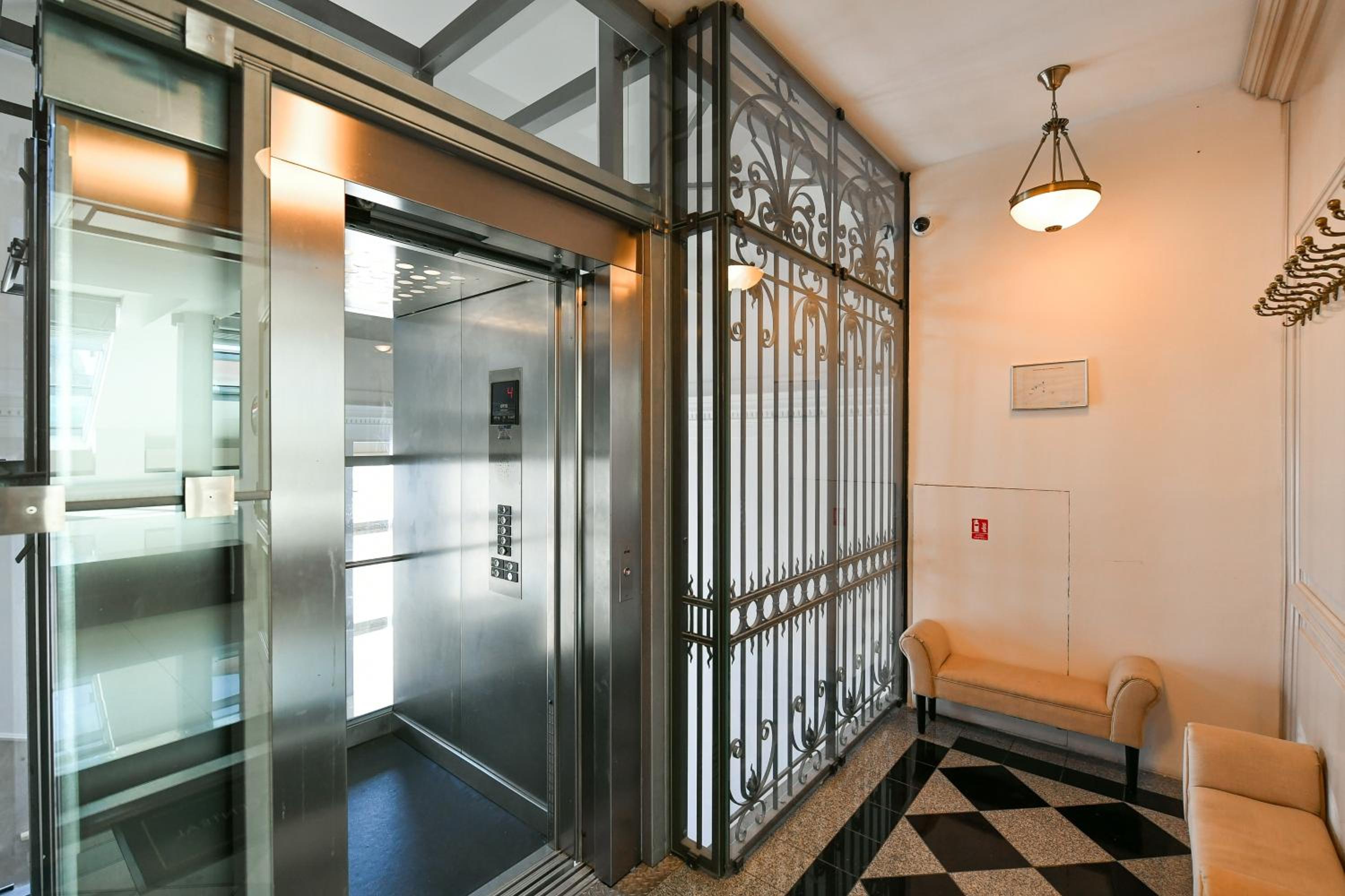 PRESIDENTIAL PENTHOUSE, 303m2, JACUZZI on TERRACE, SAUNA, 6BDRM, 4BTHRM, AC, LIFT