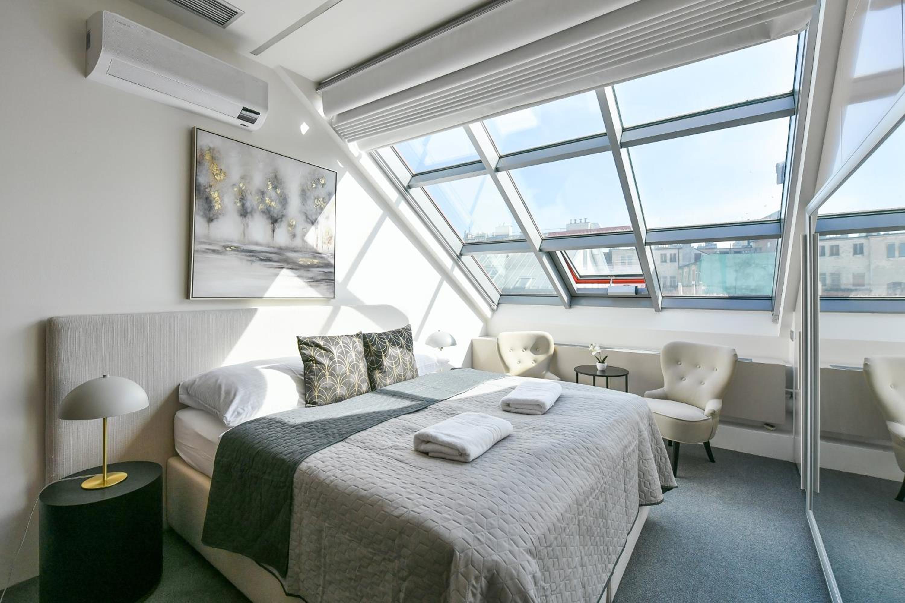 PRESIDENTIAL PENTHOUSE, 303m2, JACUZZI on TERRACE, SAUNA, 6BDRM, 4BTHRM, AC, LIFT