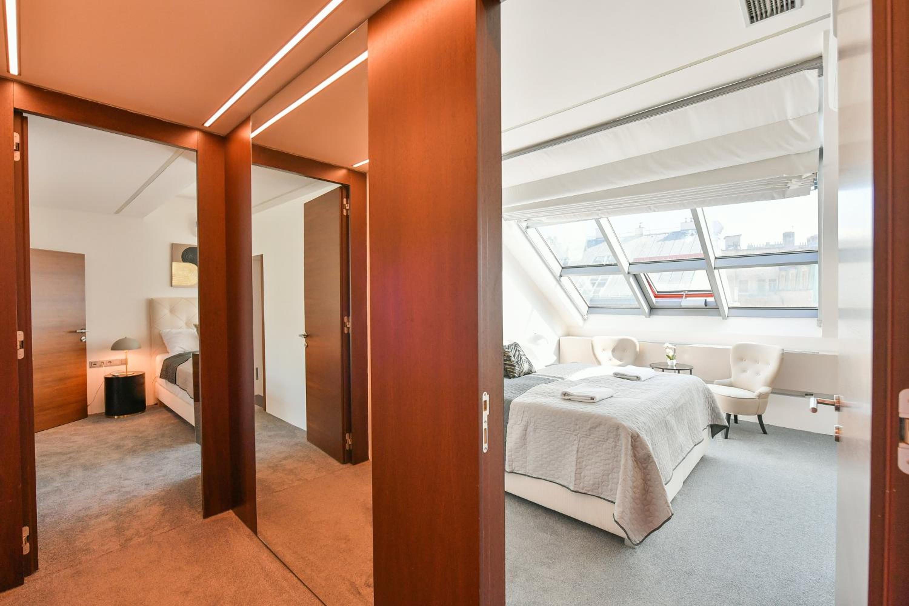 PRESIDENTIAL PENTHOUSE, 303m2, JACUZZI on TERRACE, SAUNA, 6BDRM, 4BTHRM, AC, LIFT