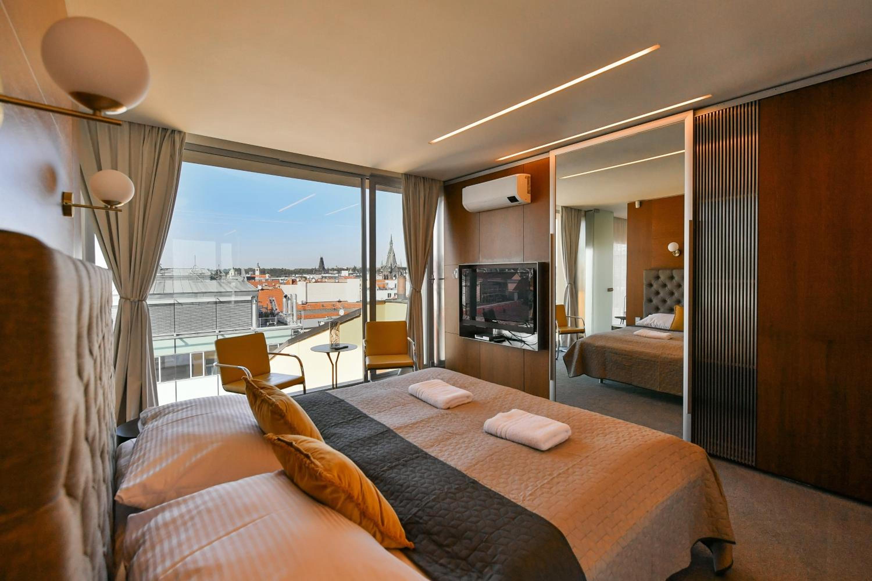 PRESIDENTIAL PENTHOUSE, 303m2, JACUZZI on TERRACE, SAUNA, 6BDRM, 4BTHRM, AC, LIFT