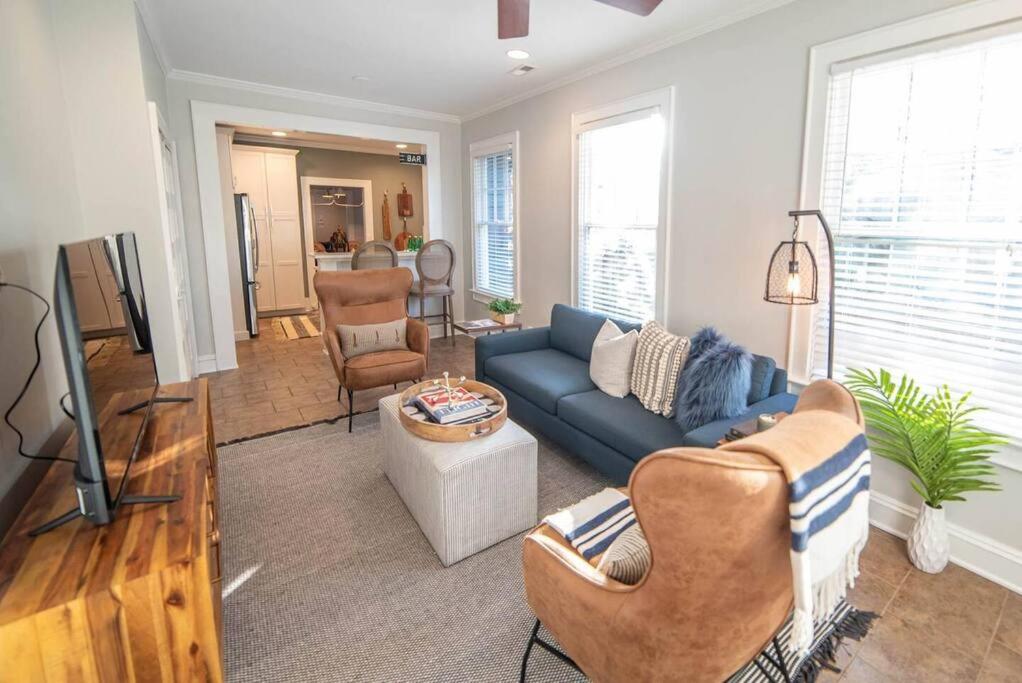 Elizabeth Bungalow, Fenced Yard, Fireplaces, Grill view 5