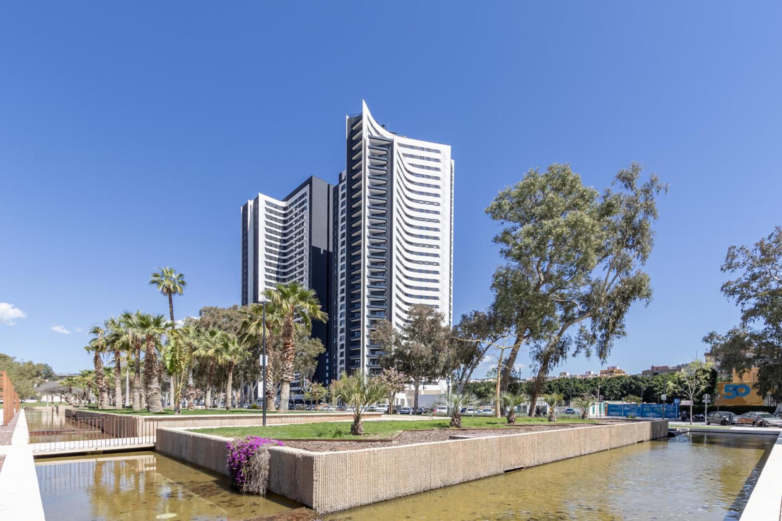 Malaga Skyline 8 Pool & Parking Free