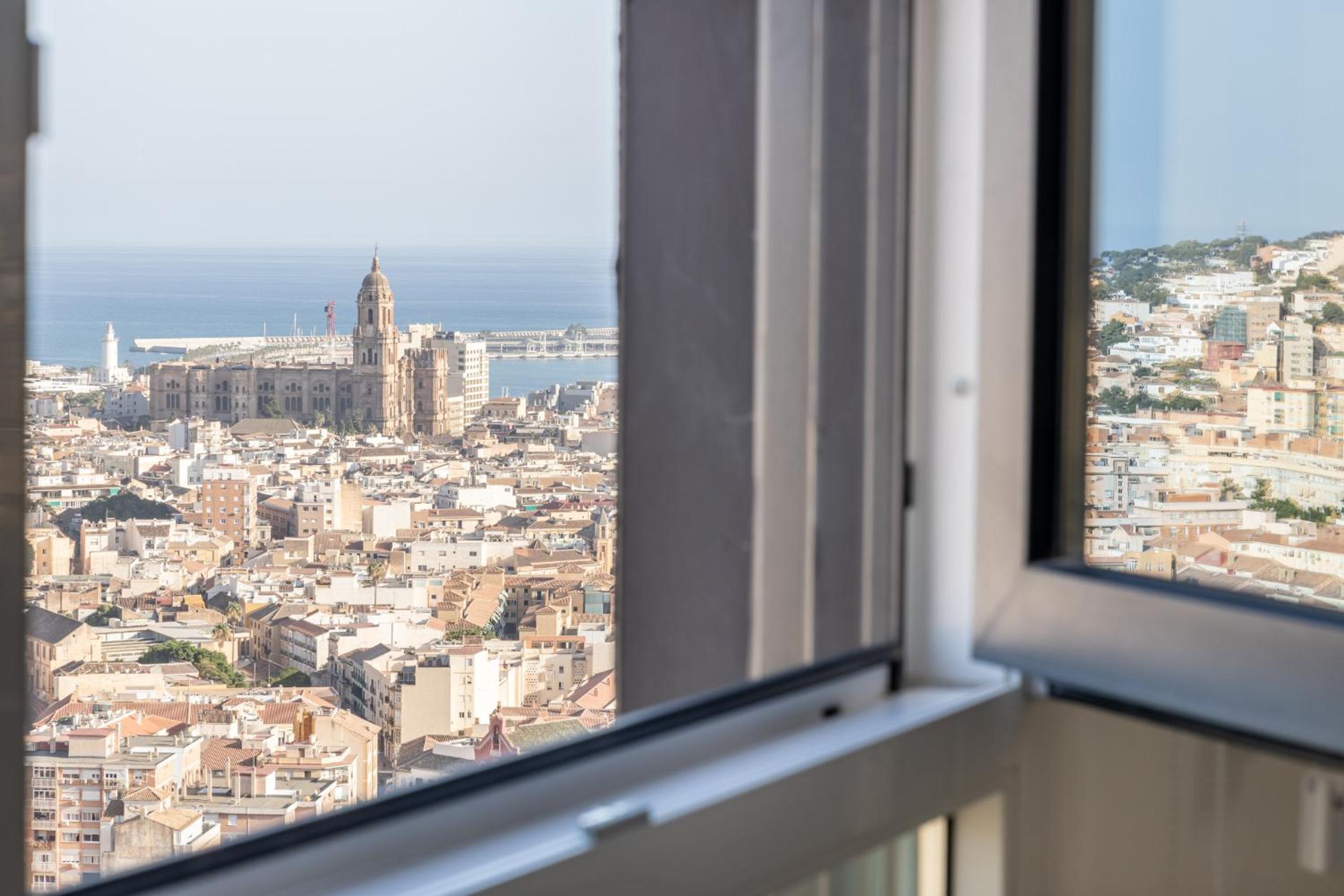 Malaga Skyline 9 Pool & Parking Free