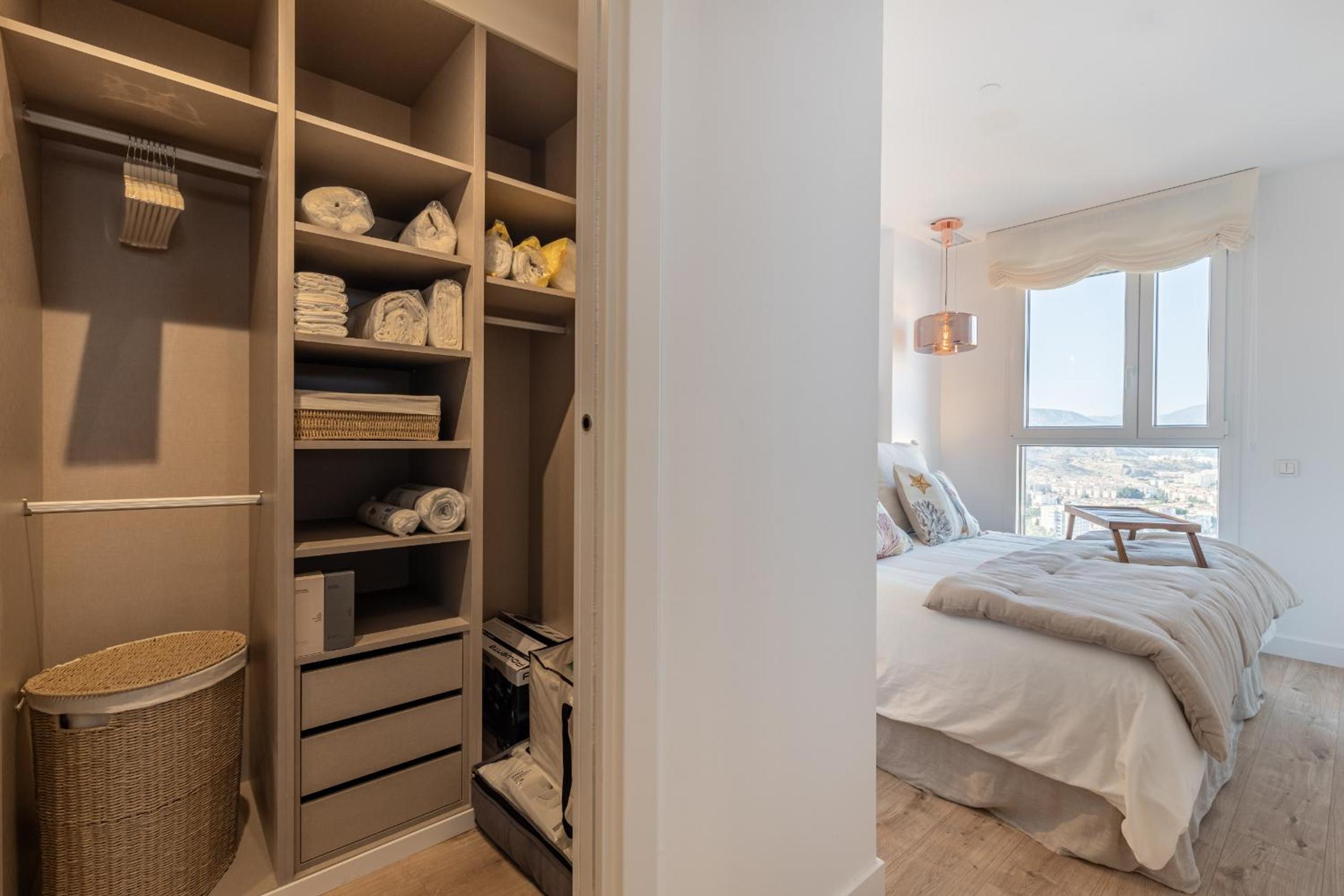 Malaga Skyline 9 Pool & Parking Free