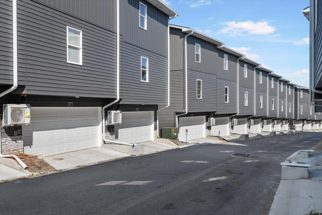 4Beds Quiet 10min Airport 15toDowntown view 4