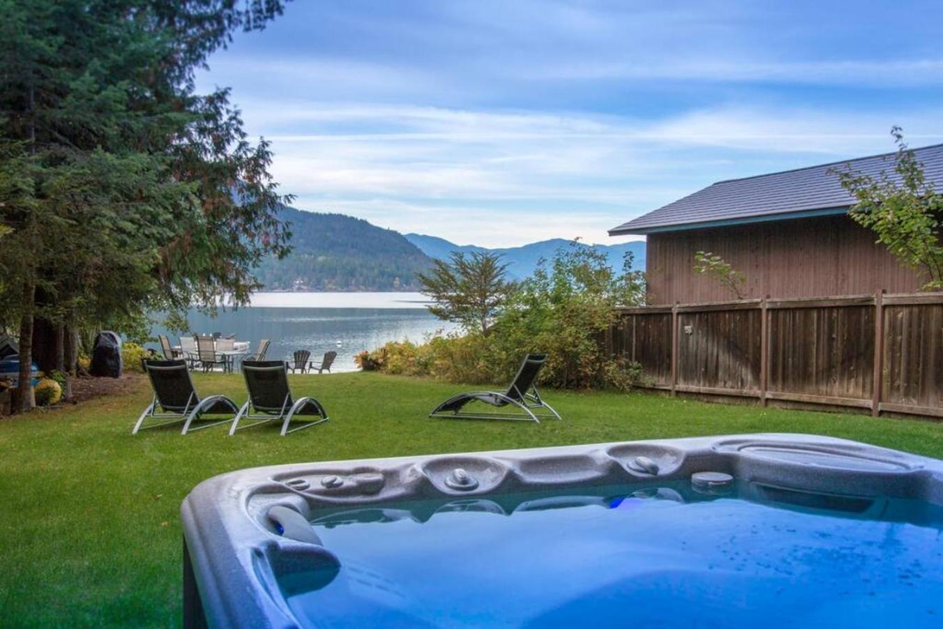 Christina Lake Lakefront, Hot Tub, Amazing Views