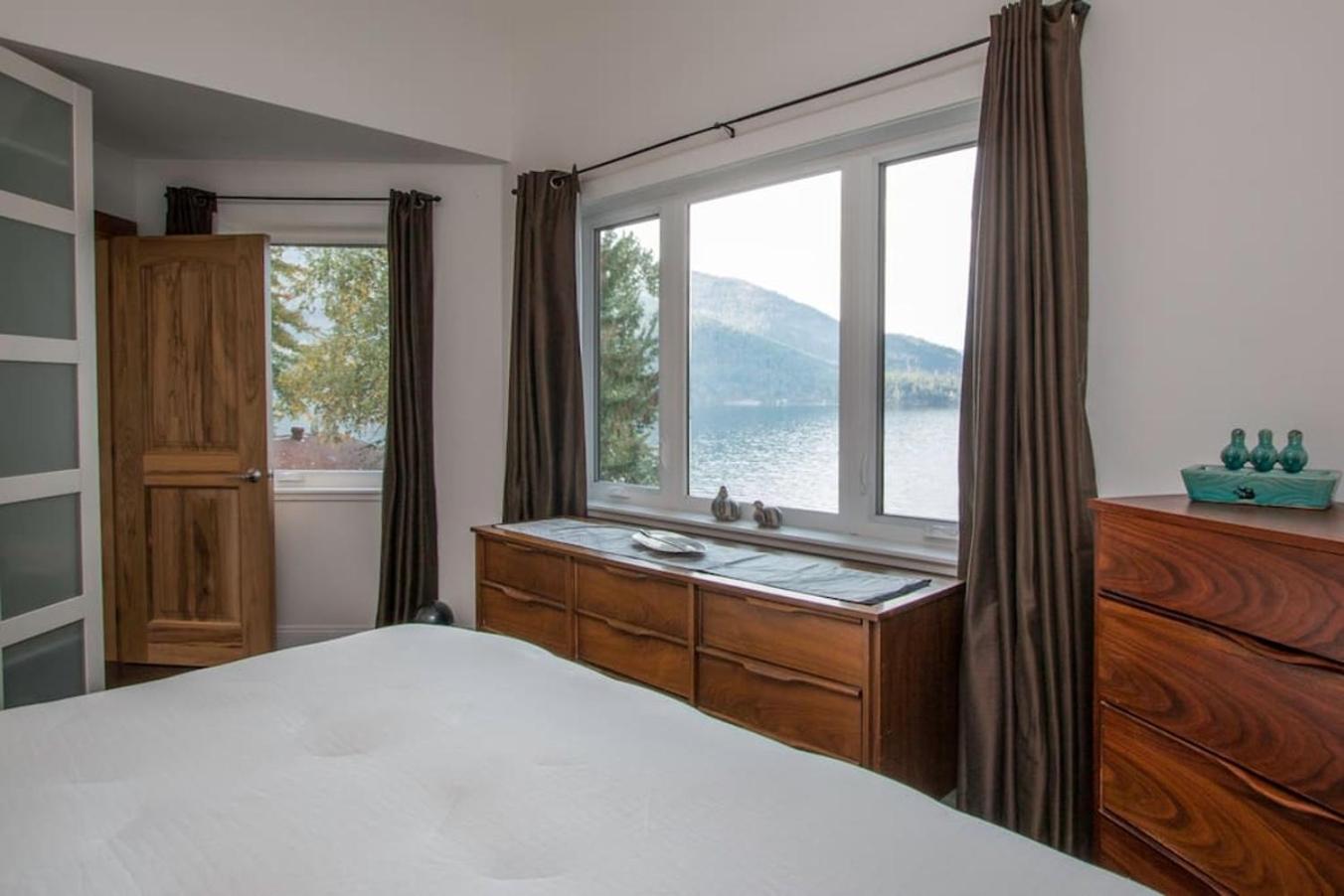 Christina Lake Lakefront, Hot Tub, Amazing Views