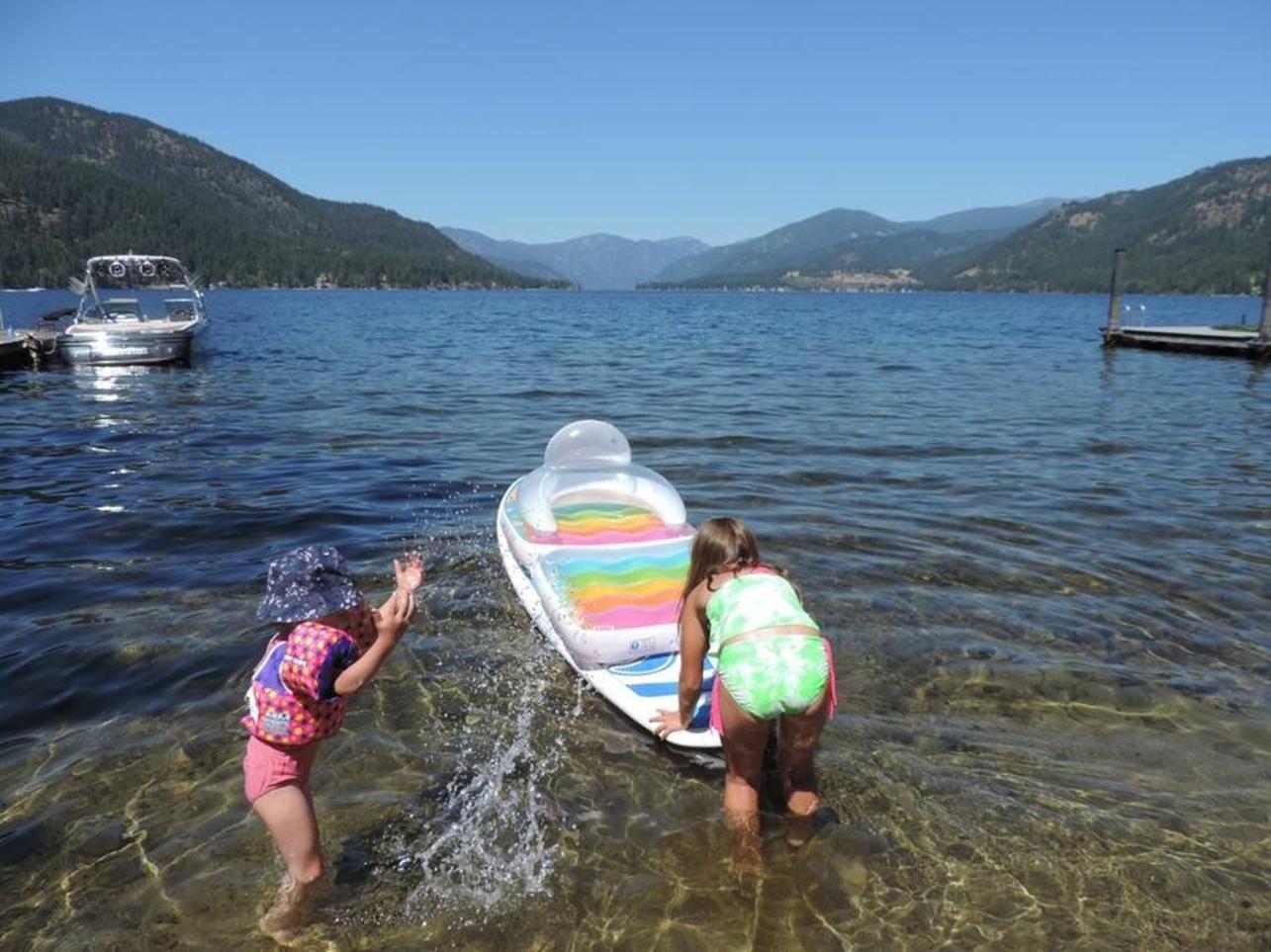 Christina Lake Lakefront, Hot Tub, Amazing Views
