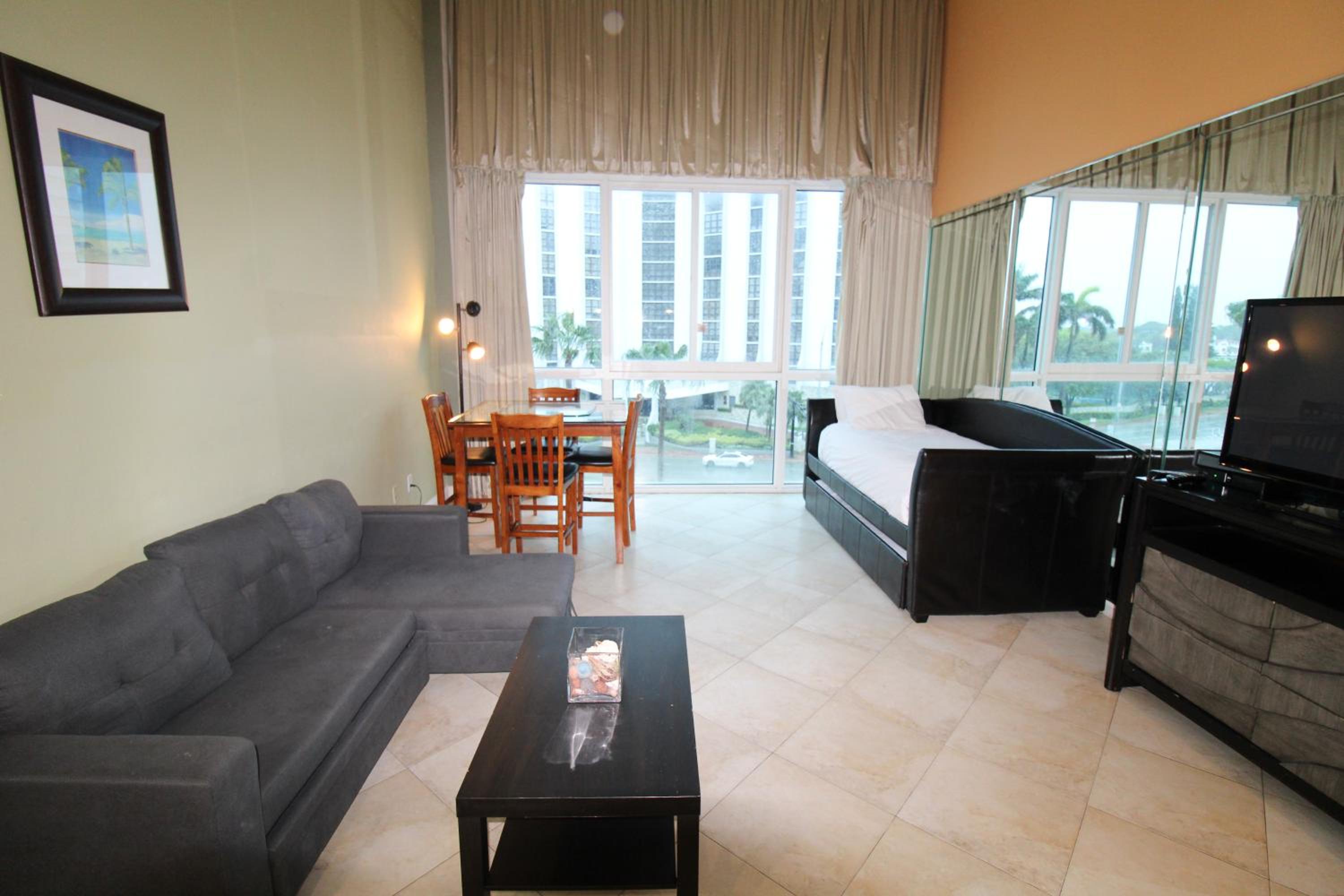 Castle B17 Contemporary Condo with Pool, Beach Access and Free Parking
