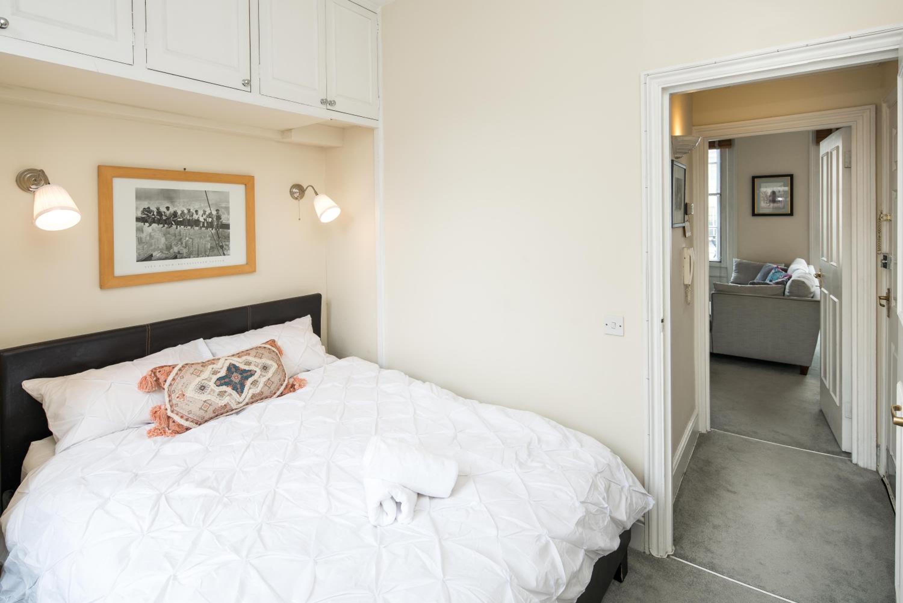 High-ceiling Gorgerous Victorian flat with private garden - 3 mins to Hyde Park, Kensington Palace, 8 mins NottingHill, High Street Kensington station