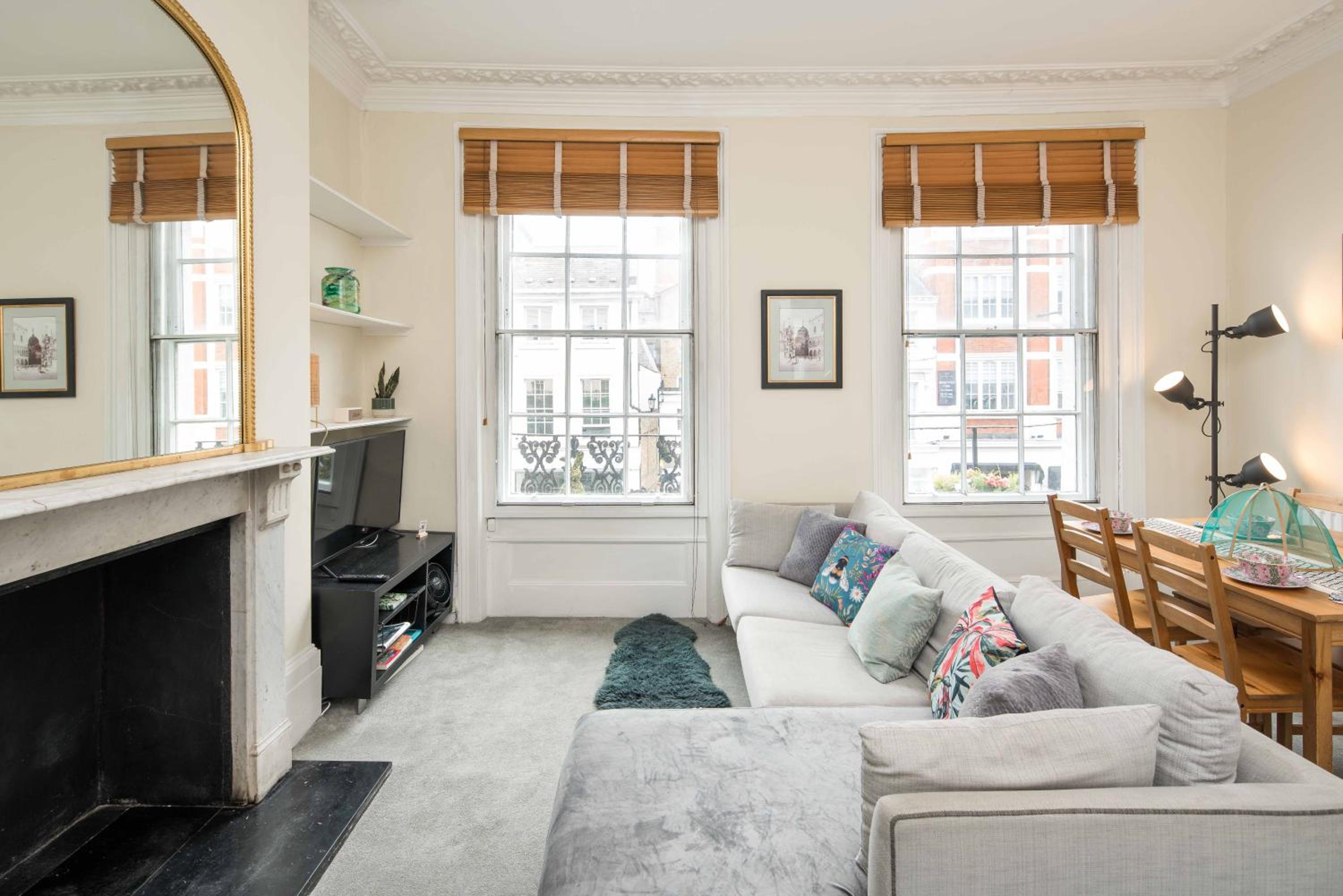High-ceiling Gorgerous Victorian flat with private garden - 3 mins to Hyde Park, Kensington Palace, 8 mins NottingHill, High Street Kensington station