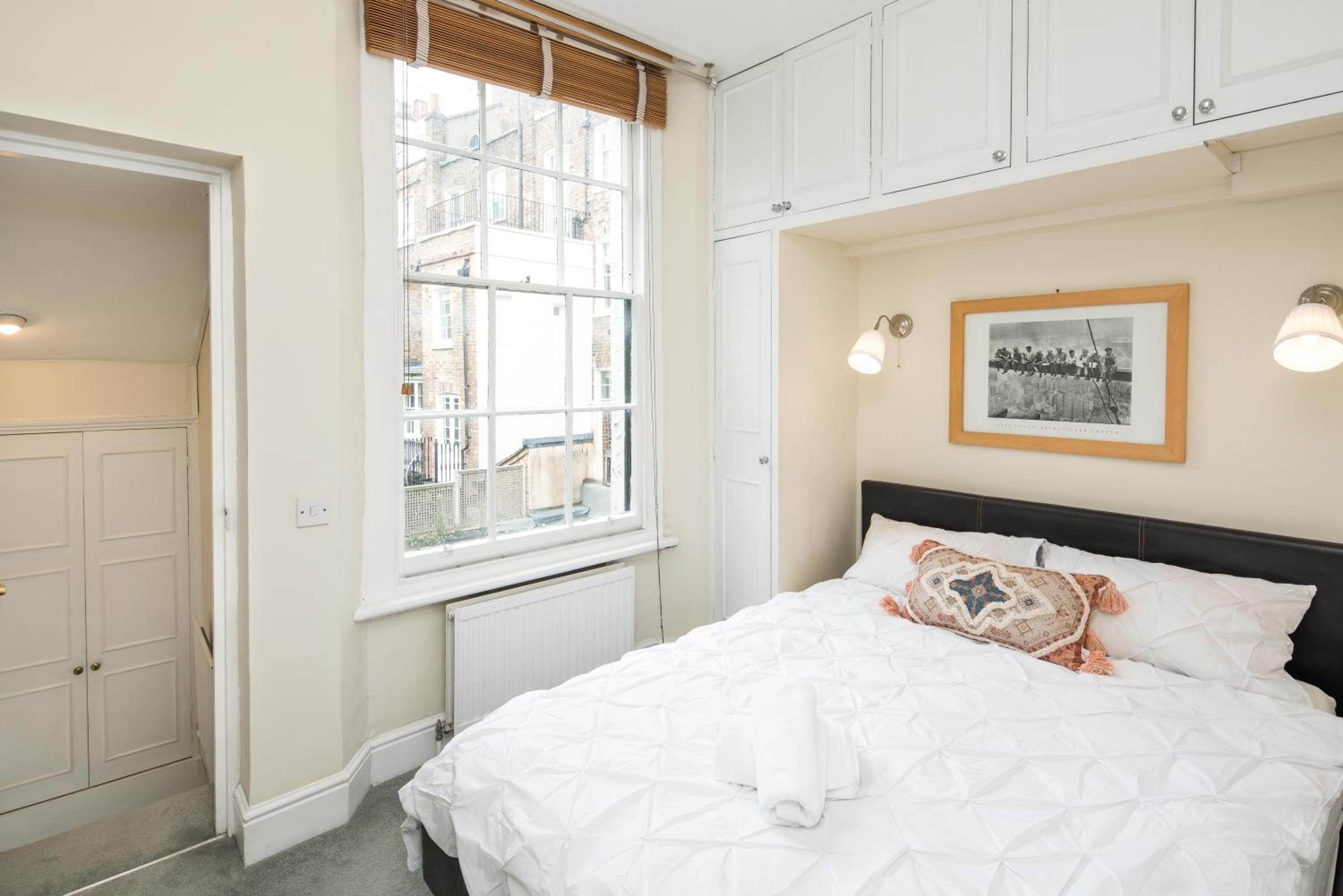 High-ceiling Gorgerous Victorian flat with private garden - 3 mins to Hyde Park, Kensington Palace, 8 mins NottingHill, High Street Kensington station