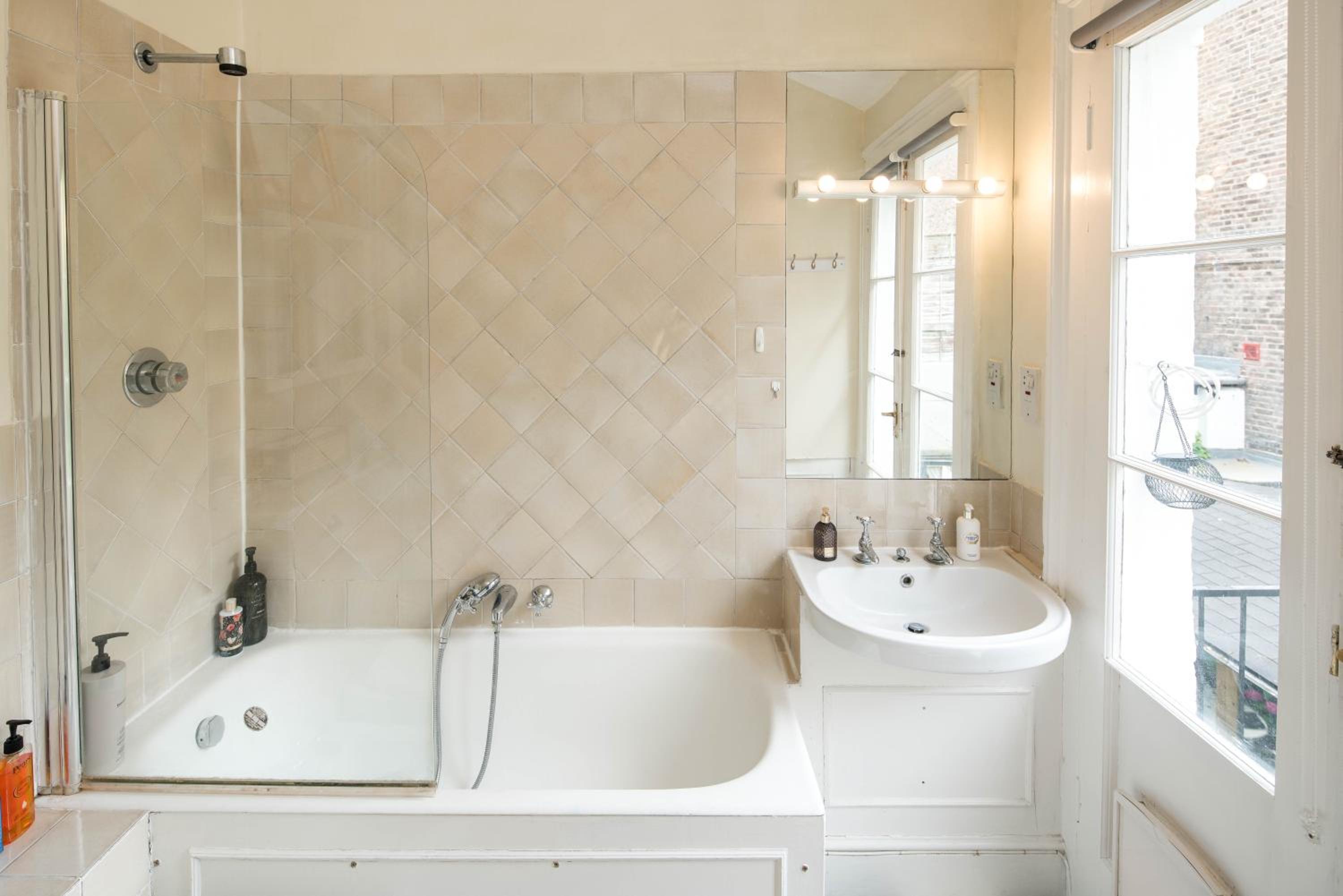 High-ceiling Gorgerous Victorian flat with private garden - 3 mins to Hyde Park, Kensington Palace, 8 mins NottingHill, High Street Kensington station