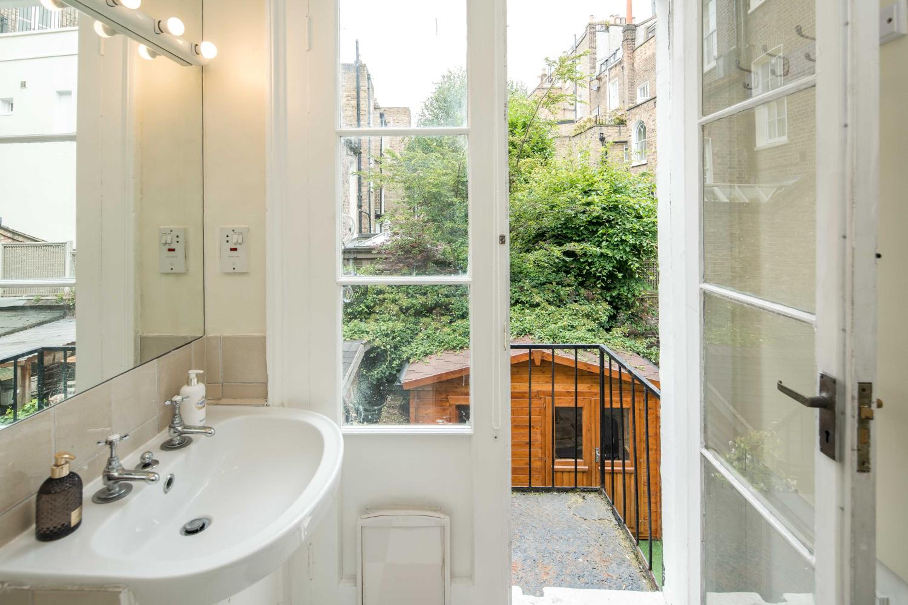 High-ceiling Gorgerous Victorian flat with private garden - 3 mins to Hyde Park, Kensington Palace, 8 mins NottingHill, High Street Kensington station