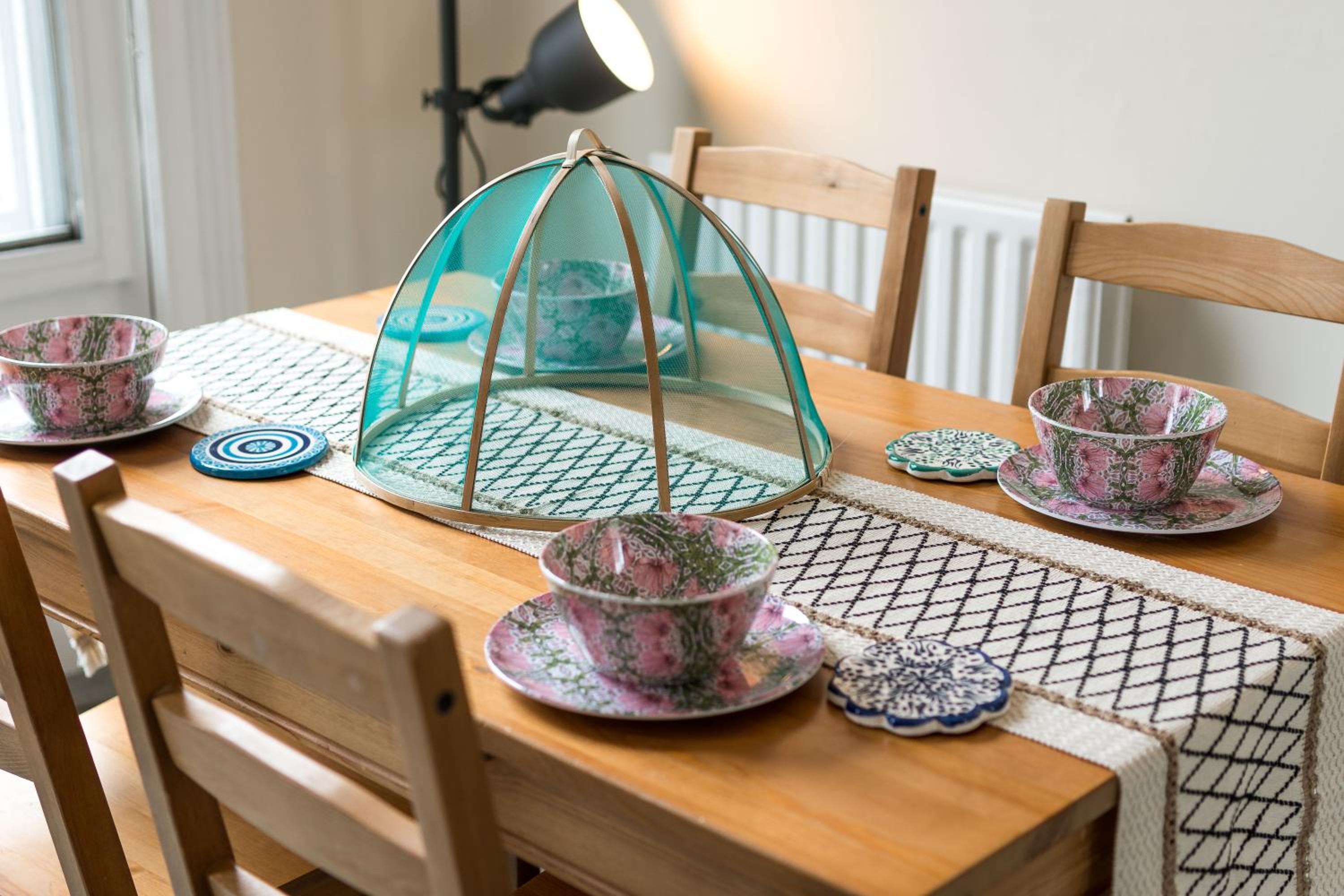 High-ceiling Gorgerous Victorian flat with private garden - 3 mins to Hyde Park, Kensington Palace, 8 mins NottingHill, High Street Kensington station