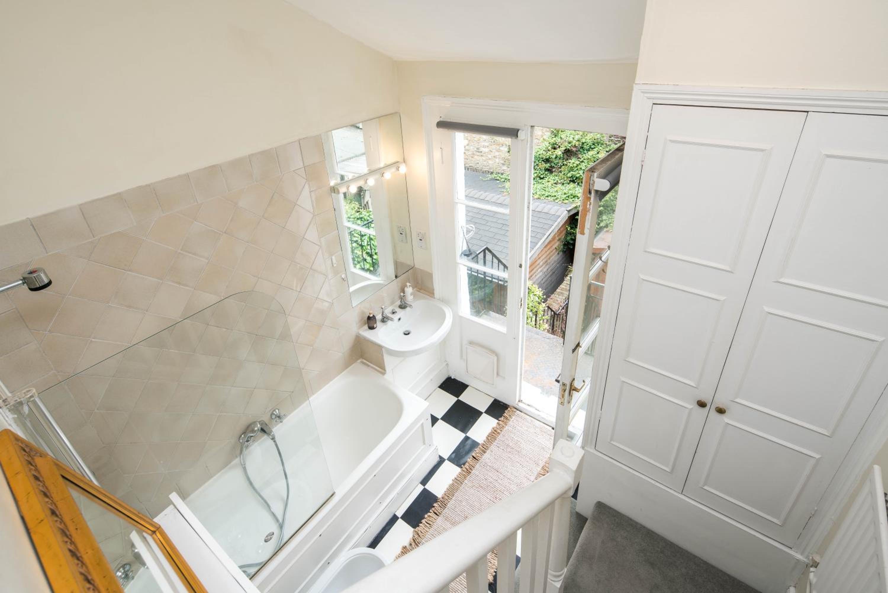 High-ceiling Gorgerous Victorian flat with private garden - 3 mins to Hyde Park, Kensington Palace, 8 mins NottingHill, High Street Kensington station
