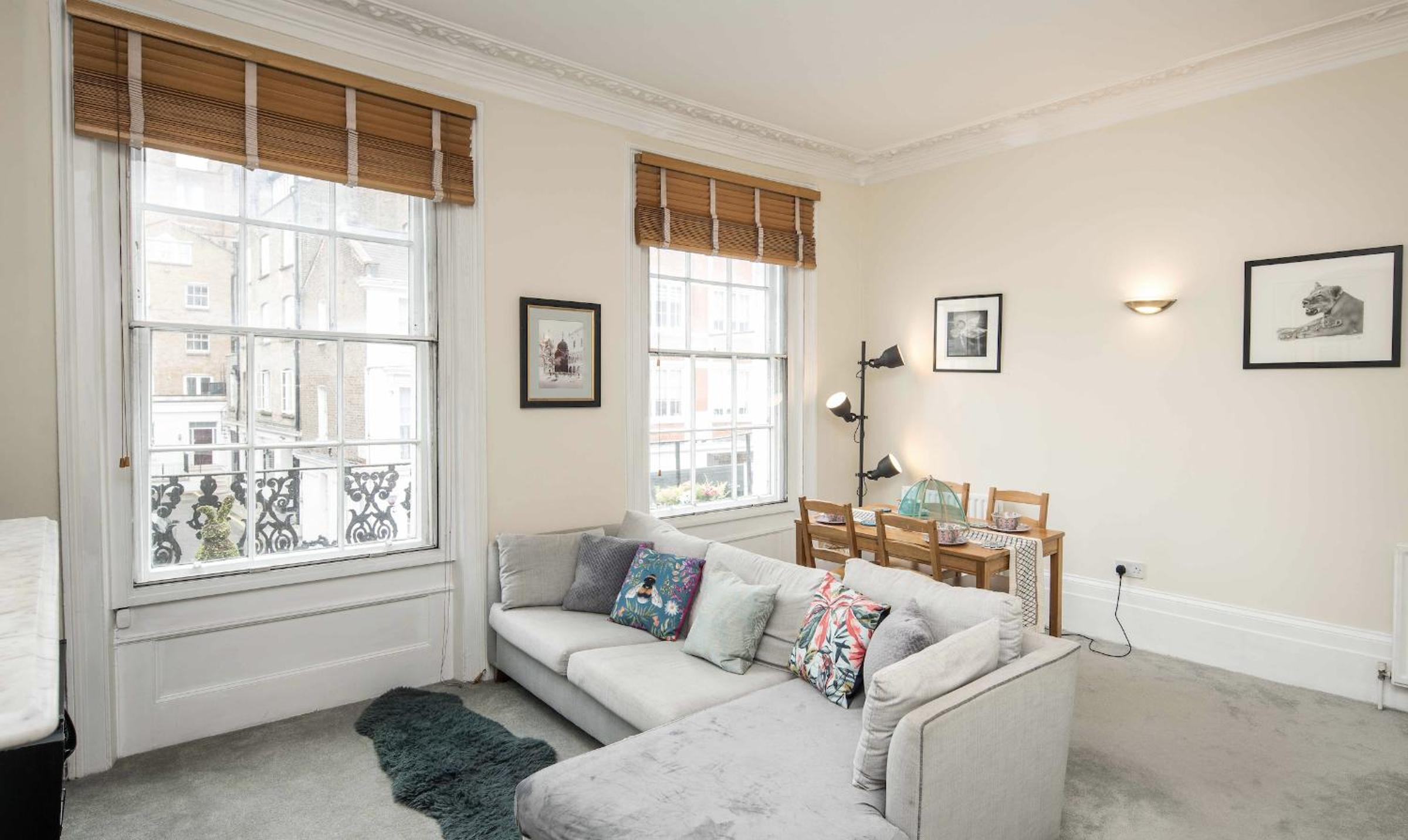 High-ceiling Gorgerous Victorian flat with private garden - 3 mins to Hyde Park, Kensington Palace, 8 mins NottingHill, High Street Kensington station