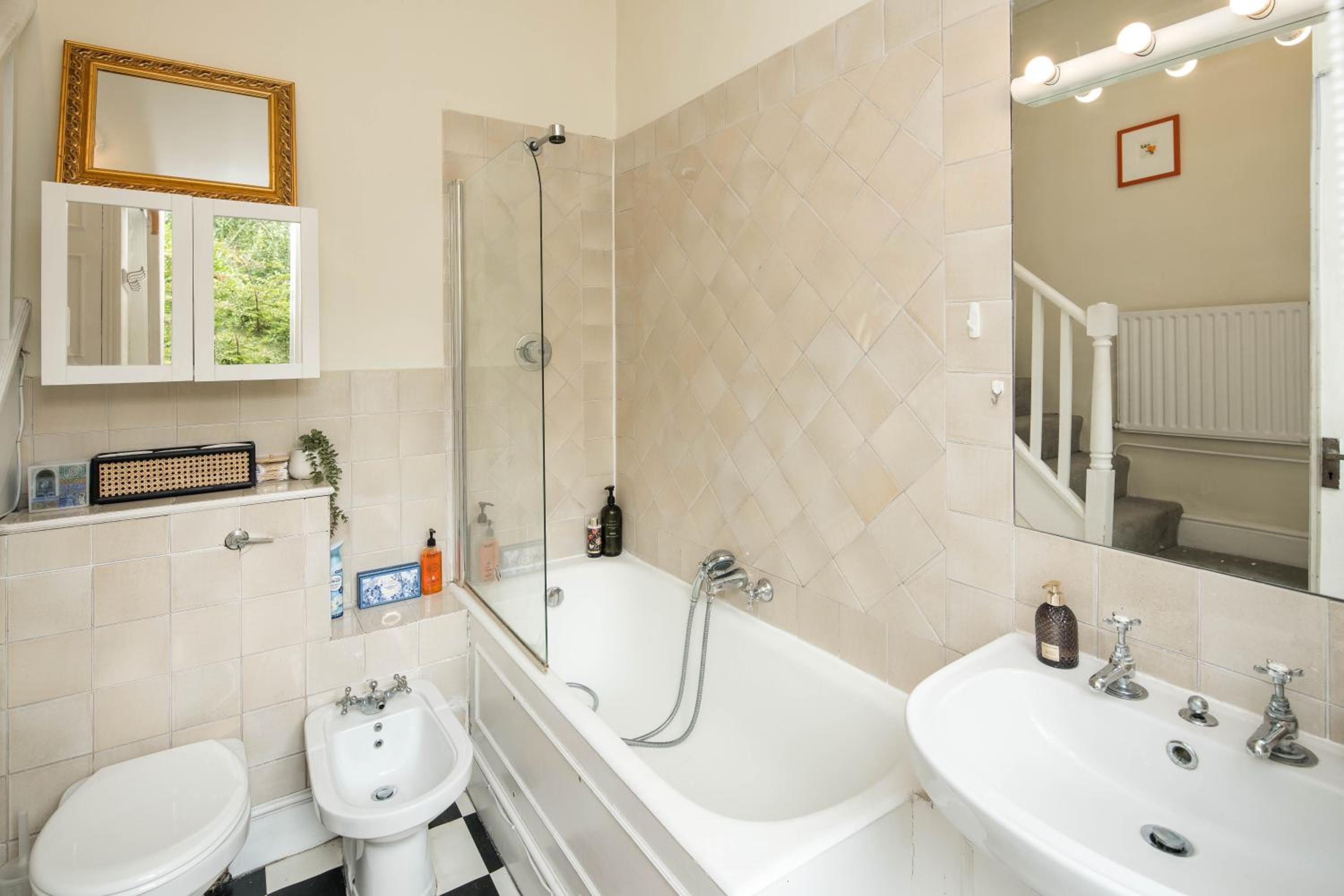 High-ceiling Gorgerous Victorian flat with private garden - 3 mins to Hyde Park, Kensington Palace, 8 mins NottingHill, High Street Kensington station