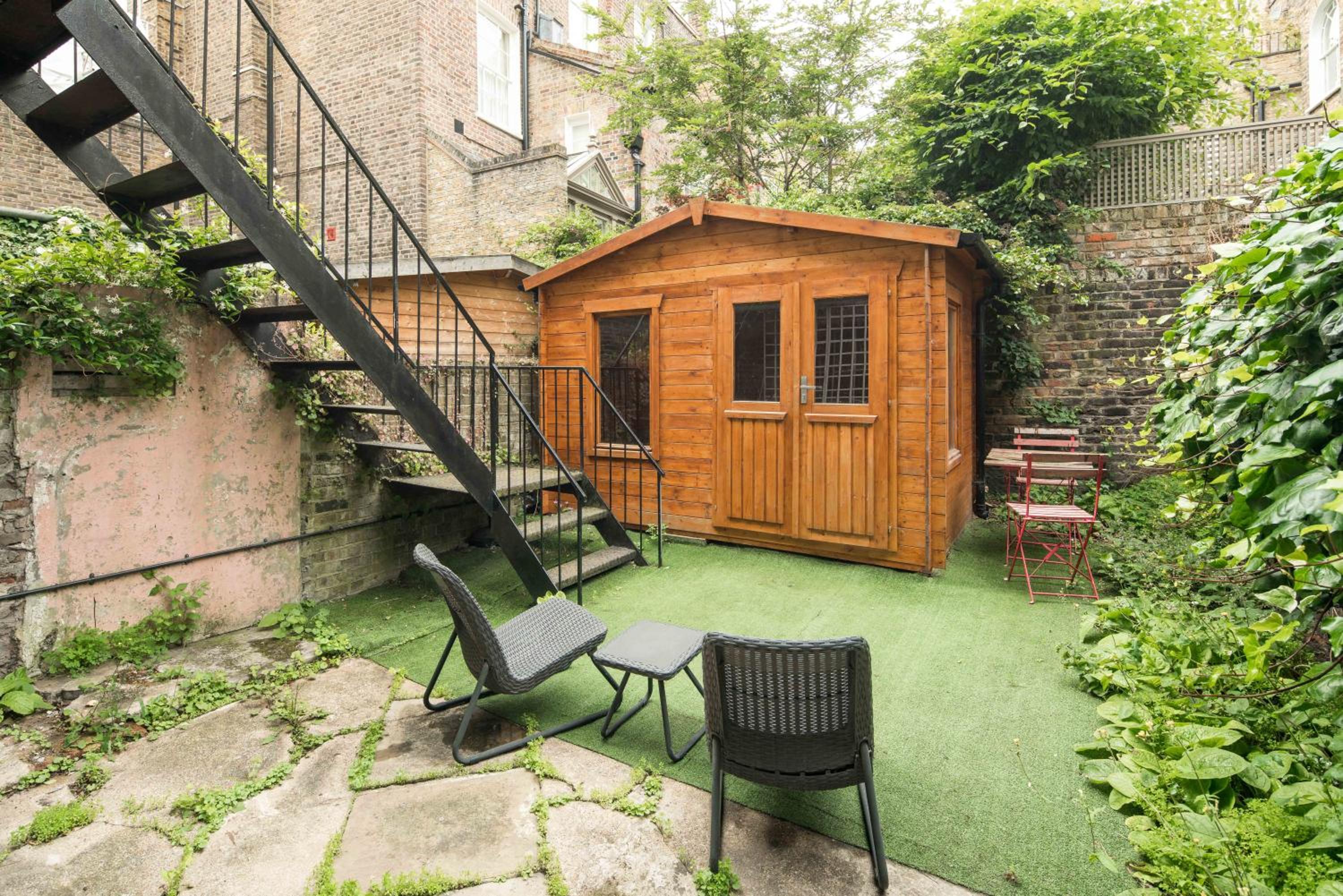 High-ceiling Gorgerous Victorian flat with private garden - 3 mins to Hyde Park, Kensington Palace, 8 mins NottingHill, High Street Kensington station