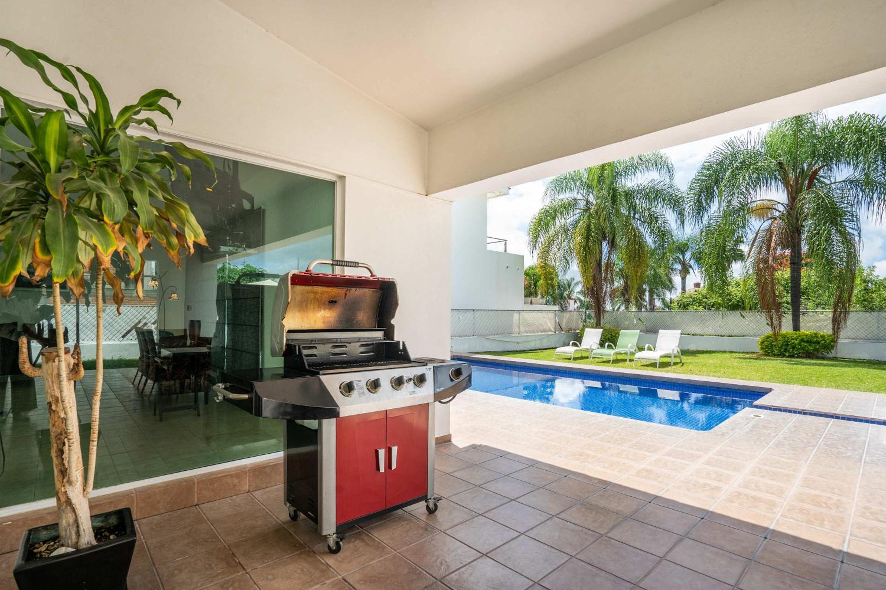 Spacious 5-Bedroom Oasis with Pool & BBQ view 3