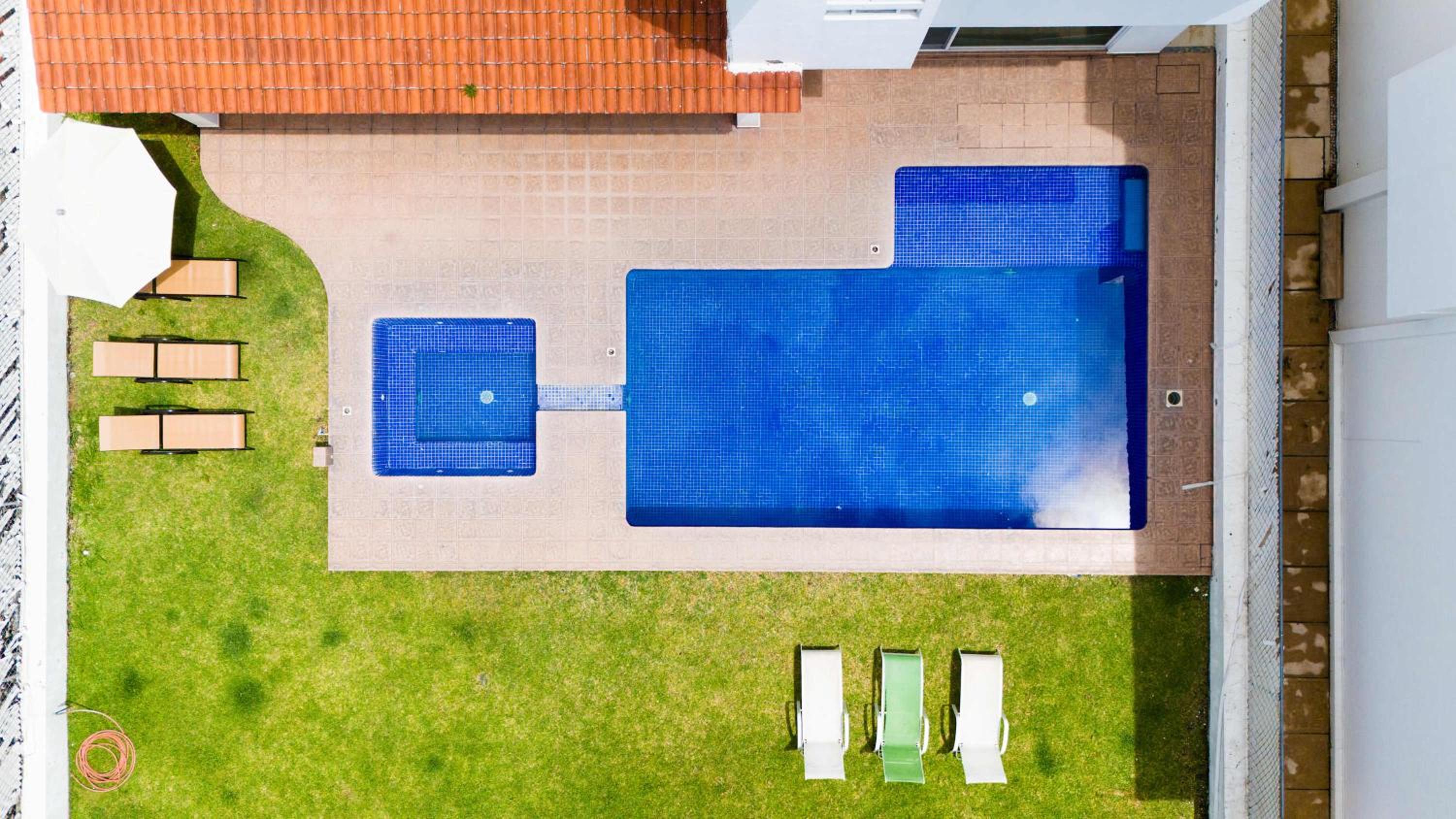Spacious 5-Bedroom Oasis with Pool & BBQ view 4