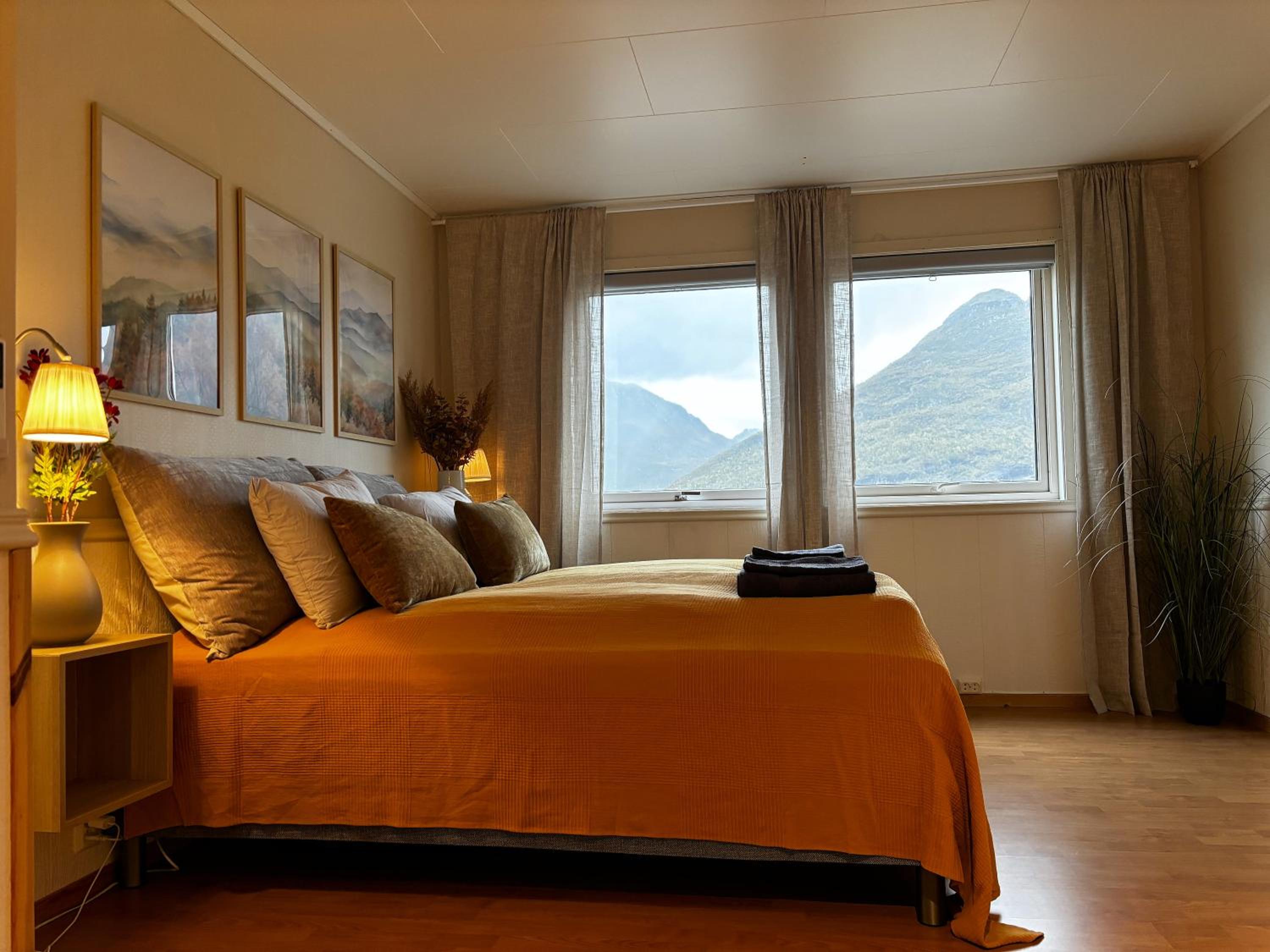 Spacious Waterfront Gem - Panoramic View - Terrace view 3