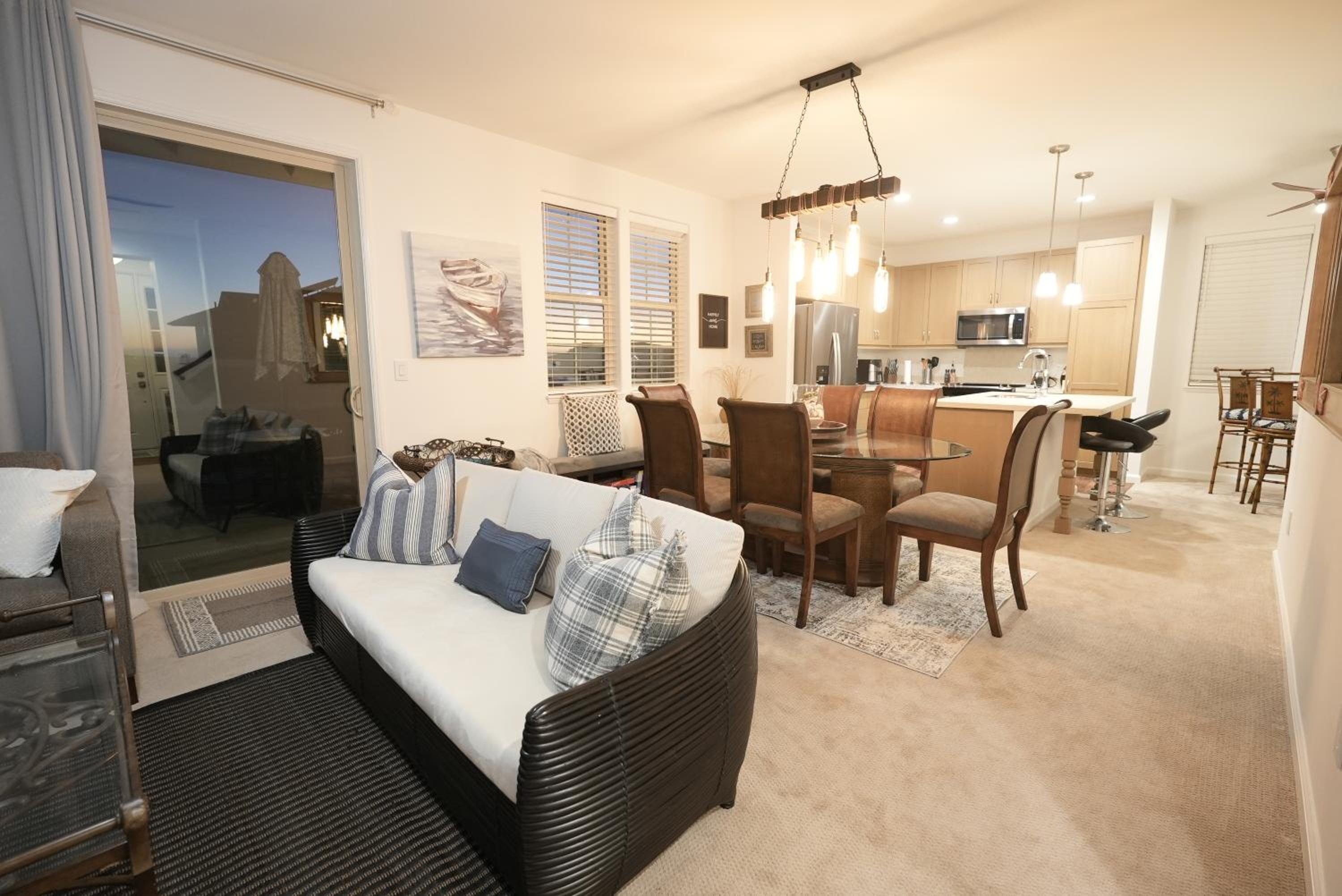 Paradise Ohana Ocean View Oasis with community Pool, Spa, Gym and Rec Area with PingPong, Air Hockey and Foosball