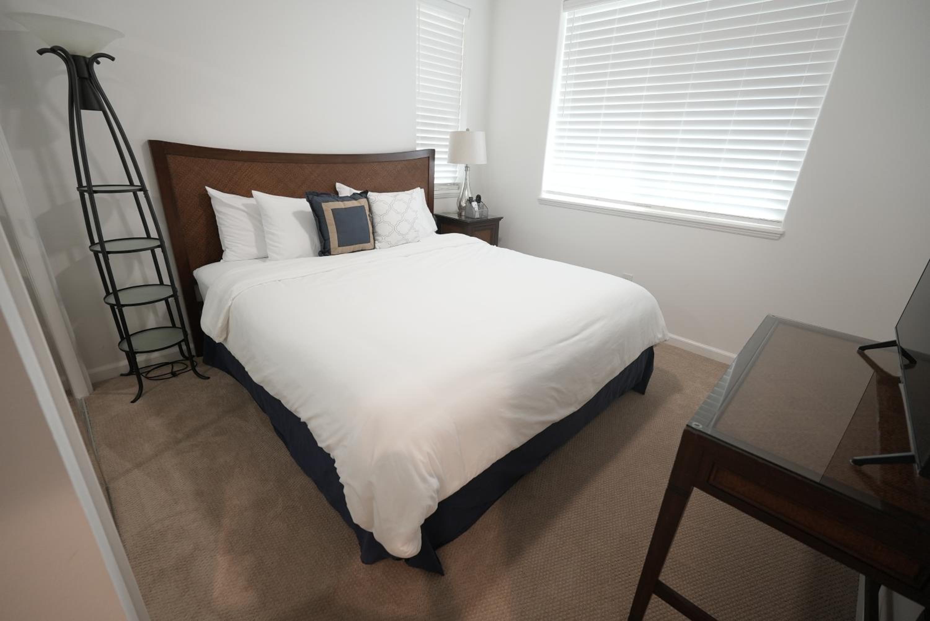 Paradise Ohana Ocean View Oasis with community Pool, Spa, Gym and Rec Area with PingPong, Air Hockey and Foosball