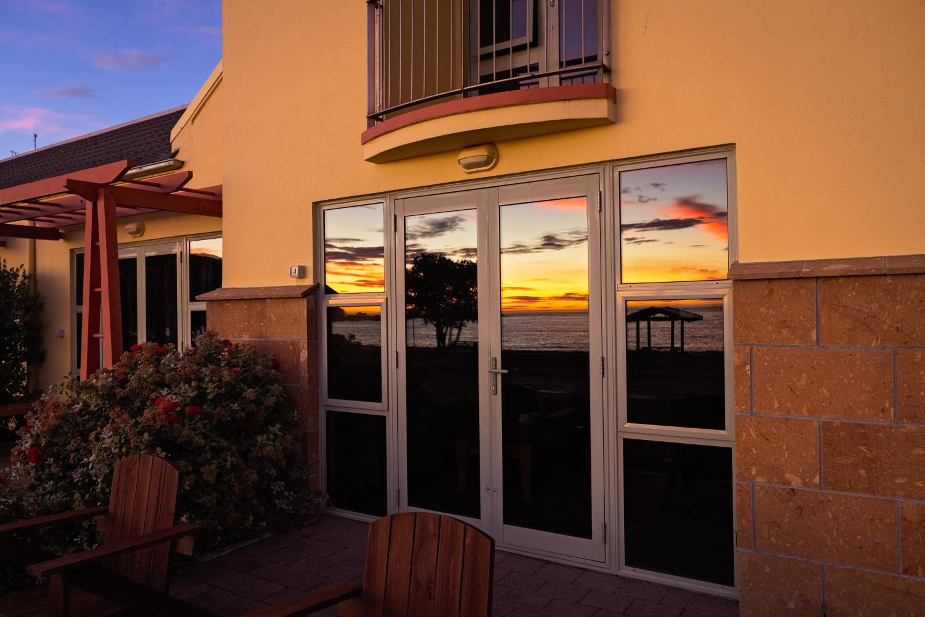The Anchor Inn Beachfront Motel