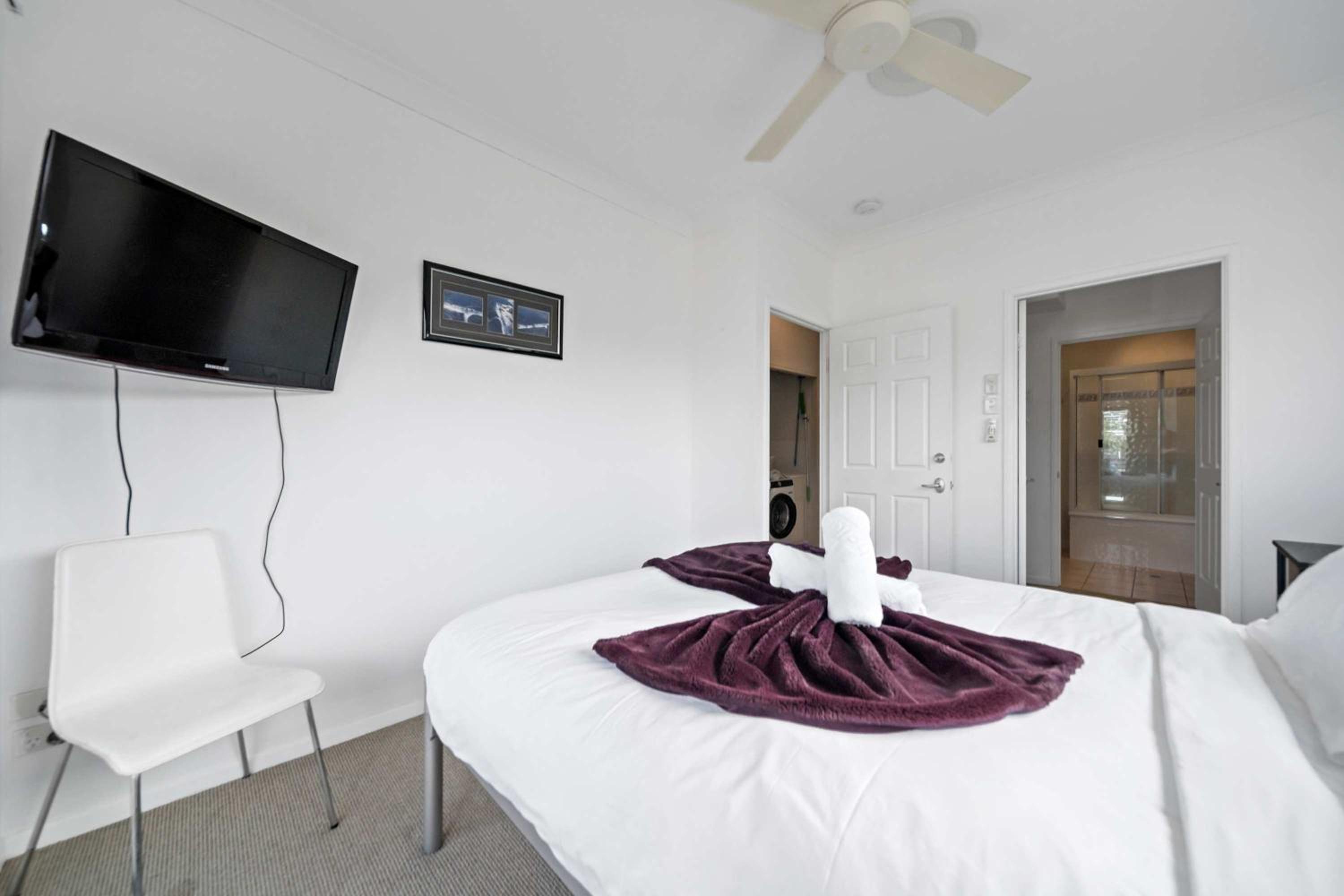 2 bed room unit moments from The Beach
