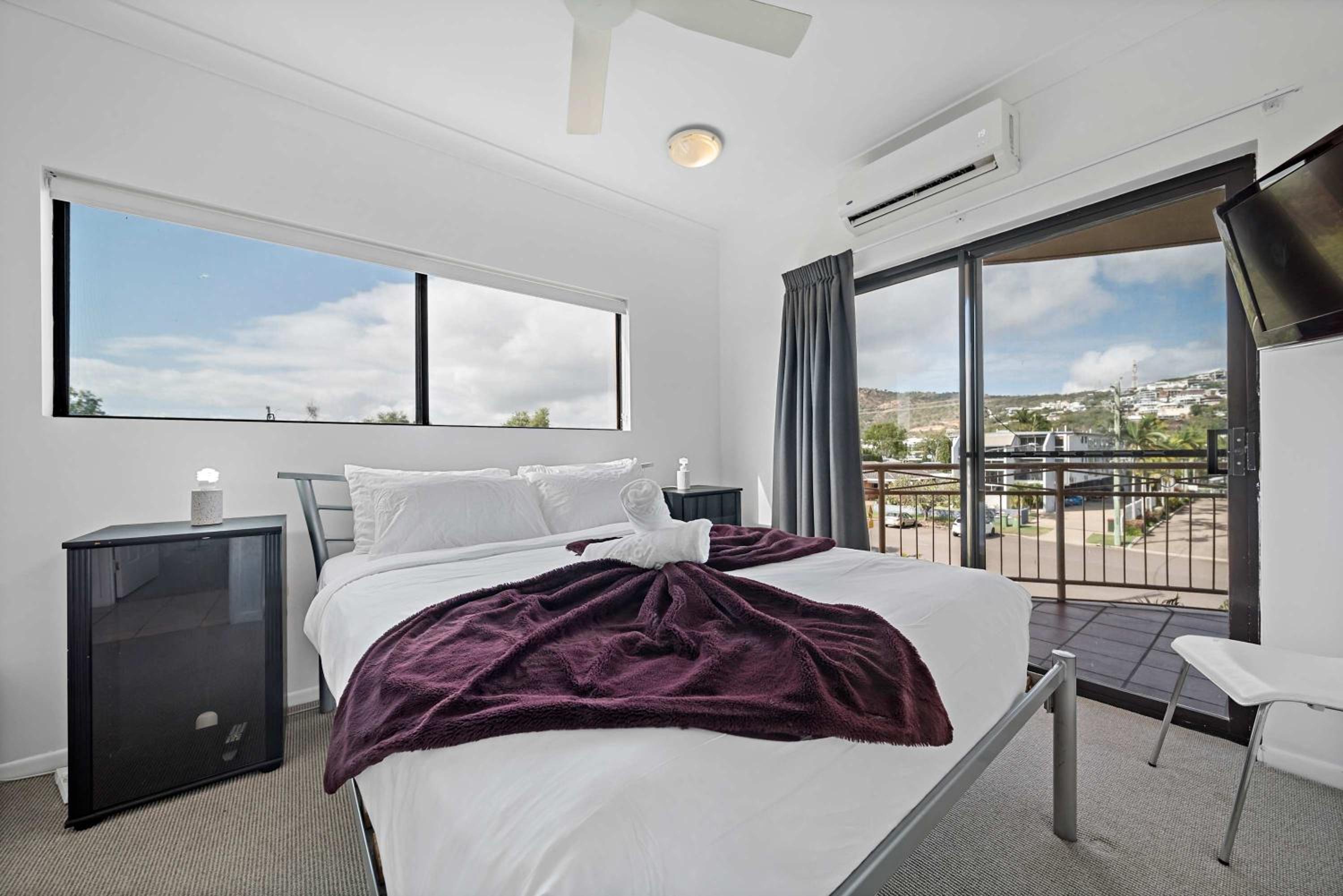 2 bed room unit moments from The Beach