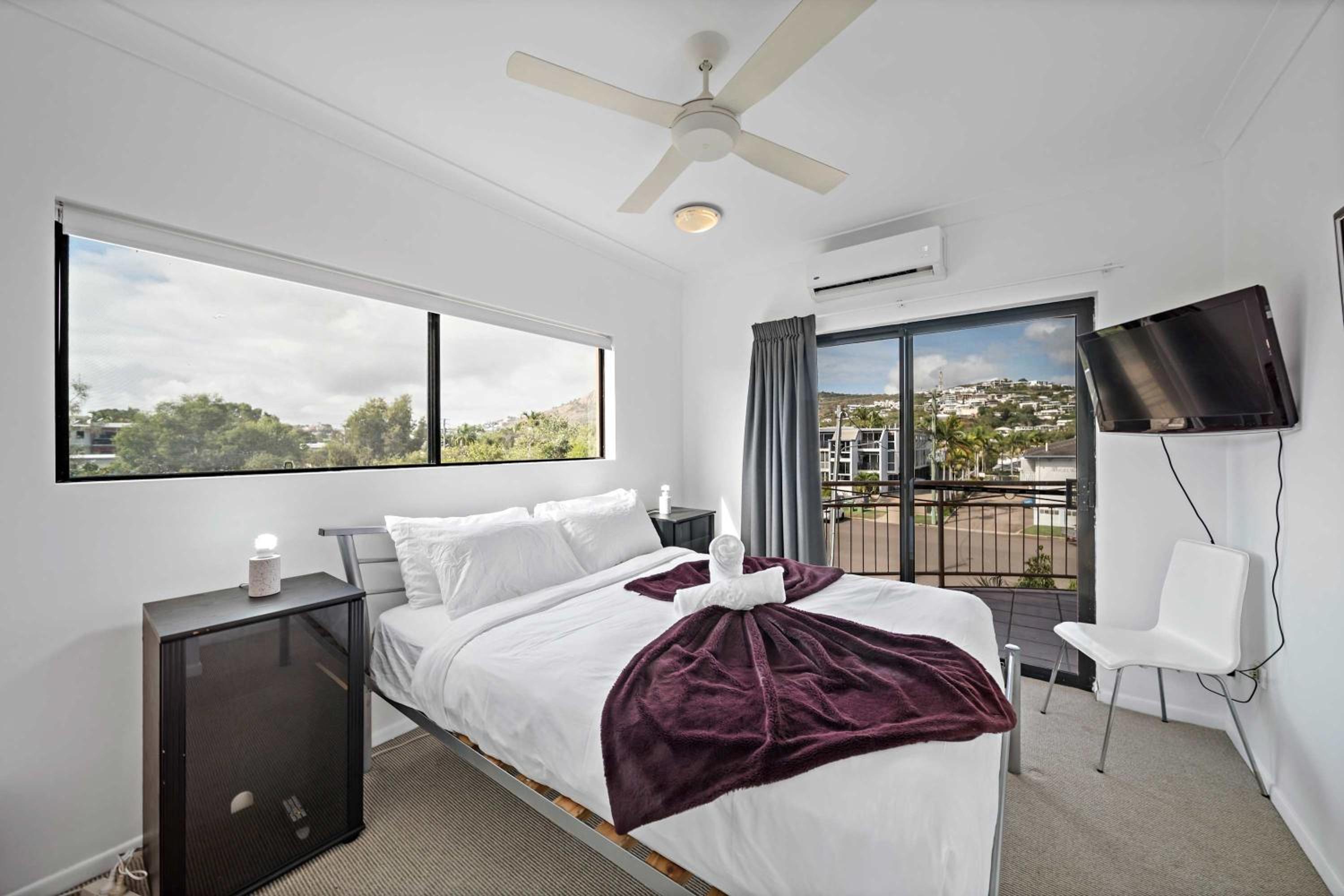2 bed room unit moments from The Beach