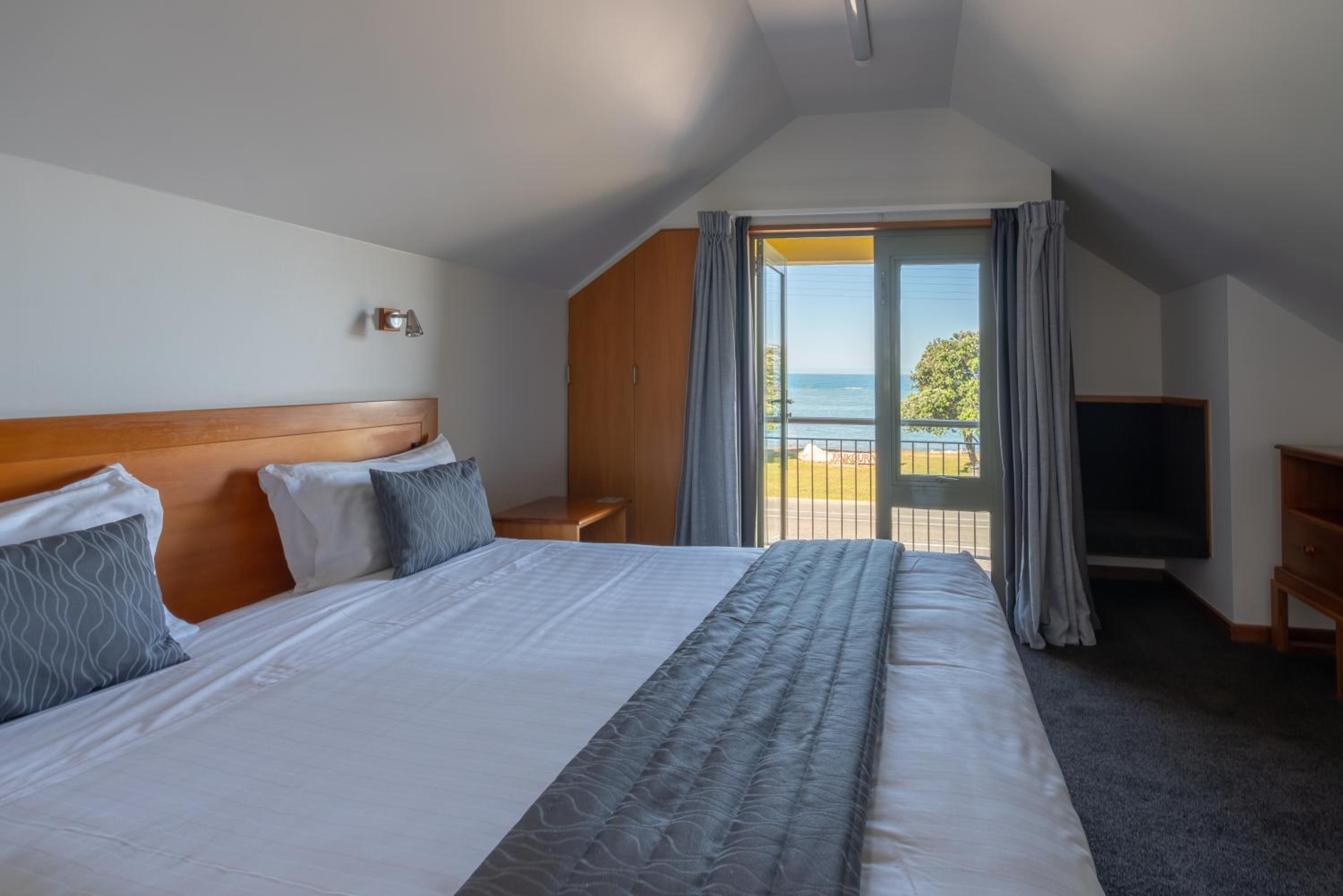 The Anchor Inn Beachfront Motel
