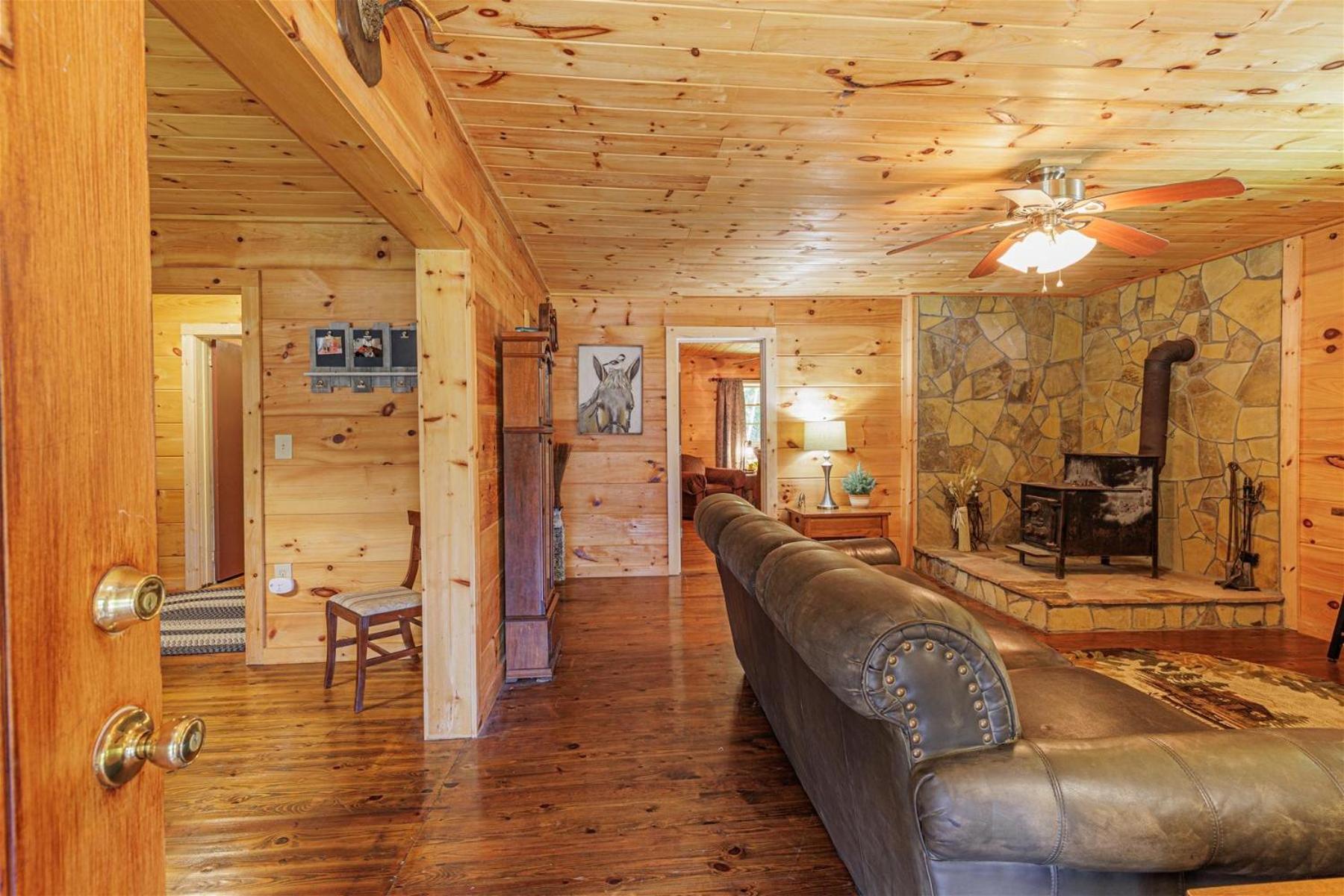 Mama Bear`s Cozy Cabin view 3