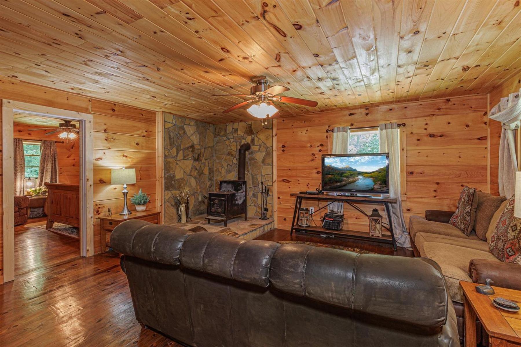 Mama Bear`s Cozy Cabin view 4